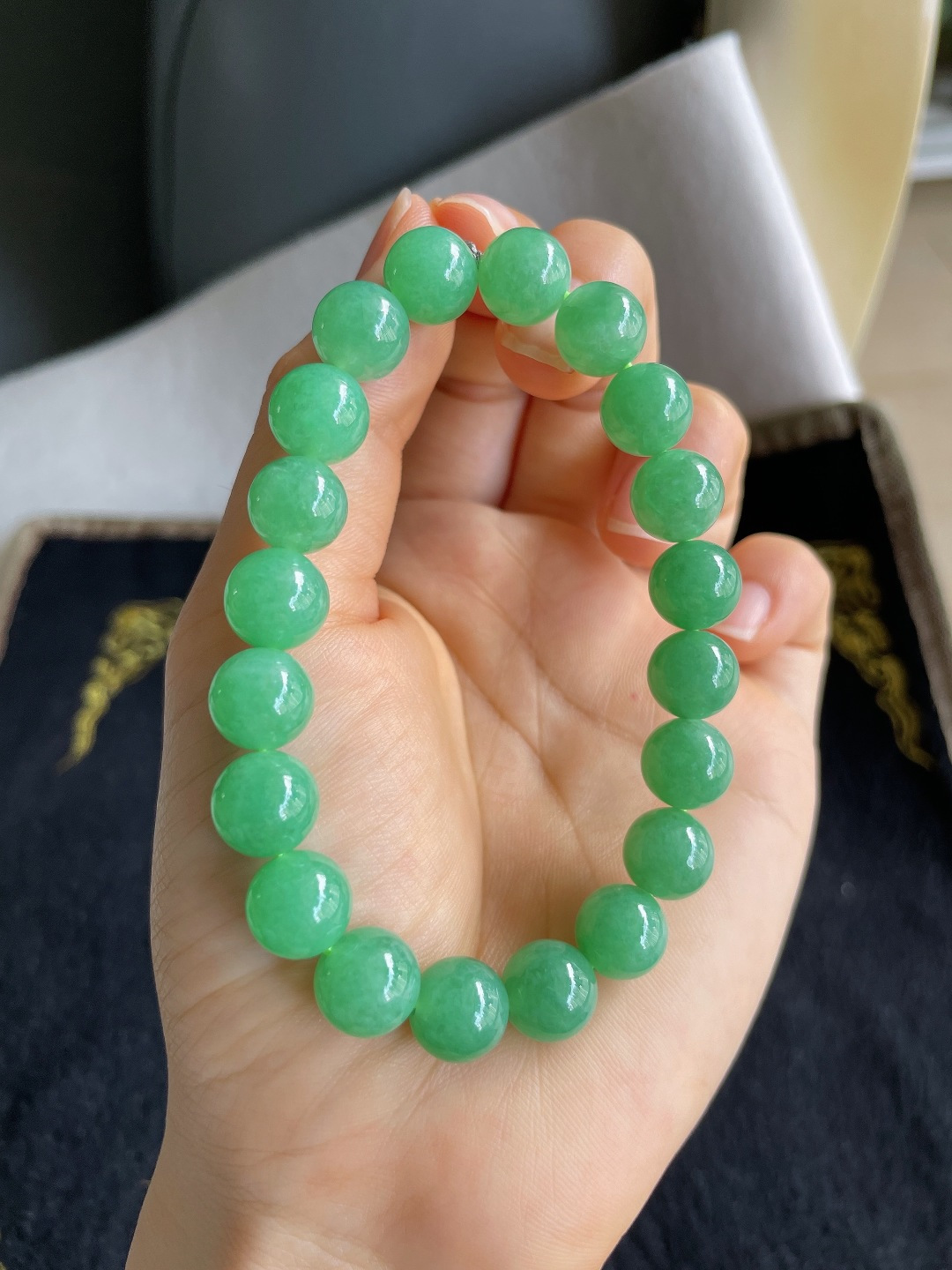 缅甸天然翡翠A货，冰满绿手链，尺寸：10mm。【编4083】