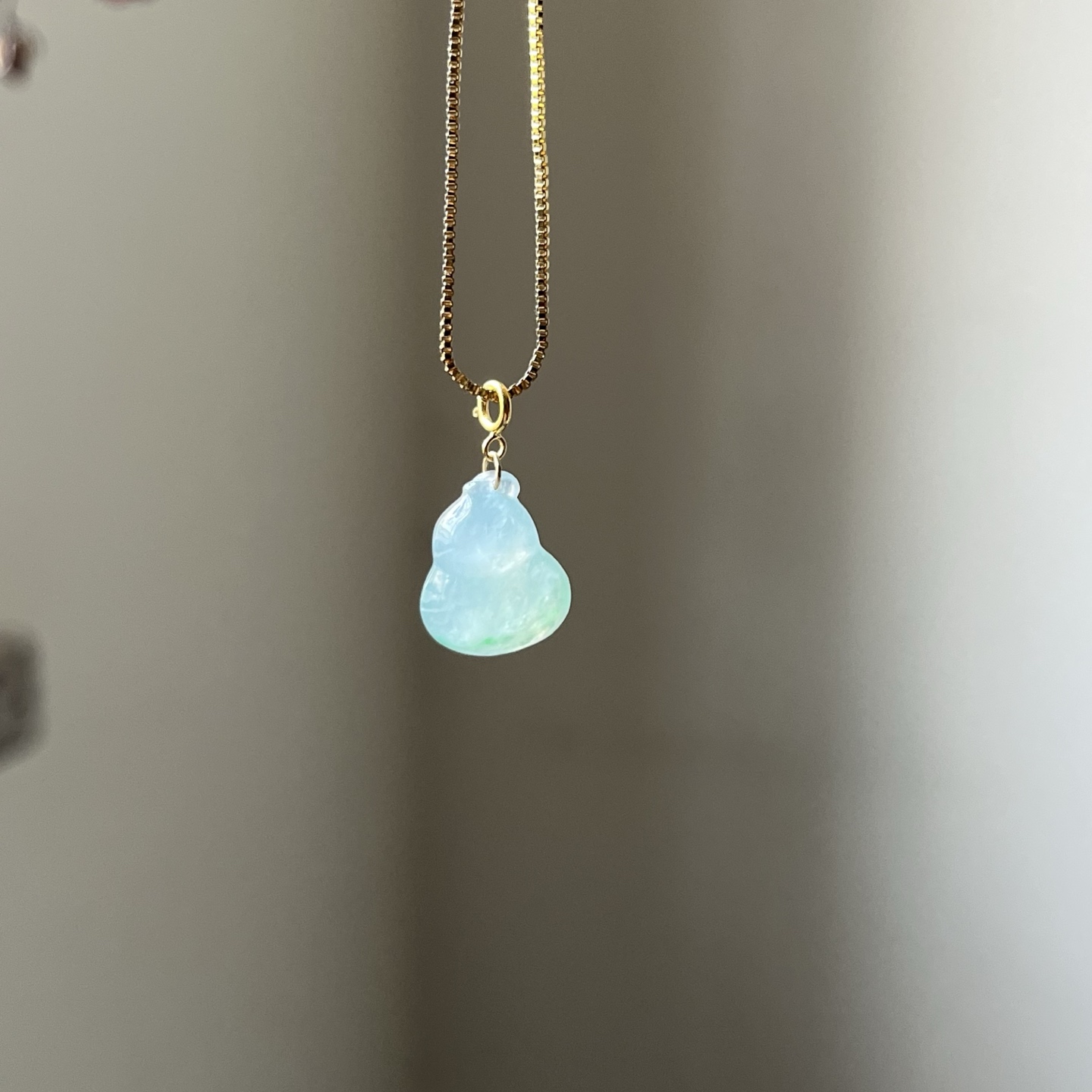 18K金扣镶冰绿飘花葫芦吊坠，种水好，冰透，尺寸不含扣14.1×11.8×6.6，送链