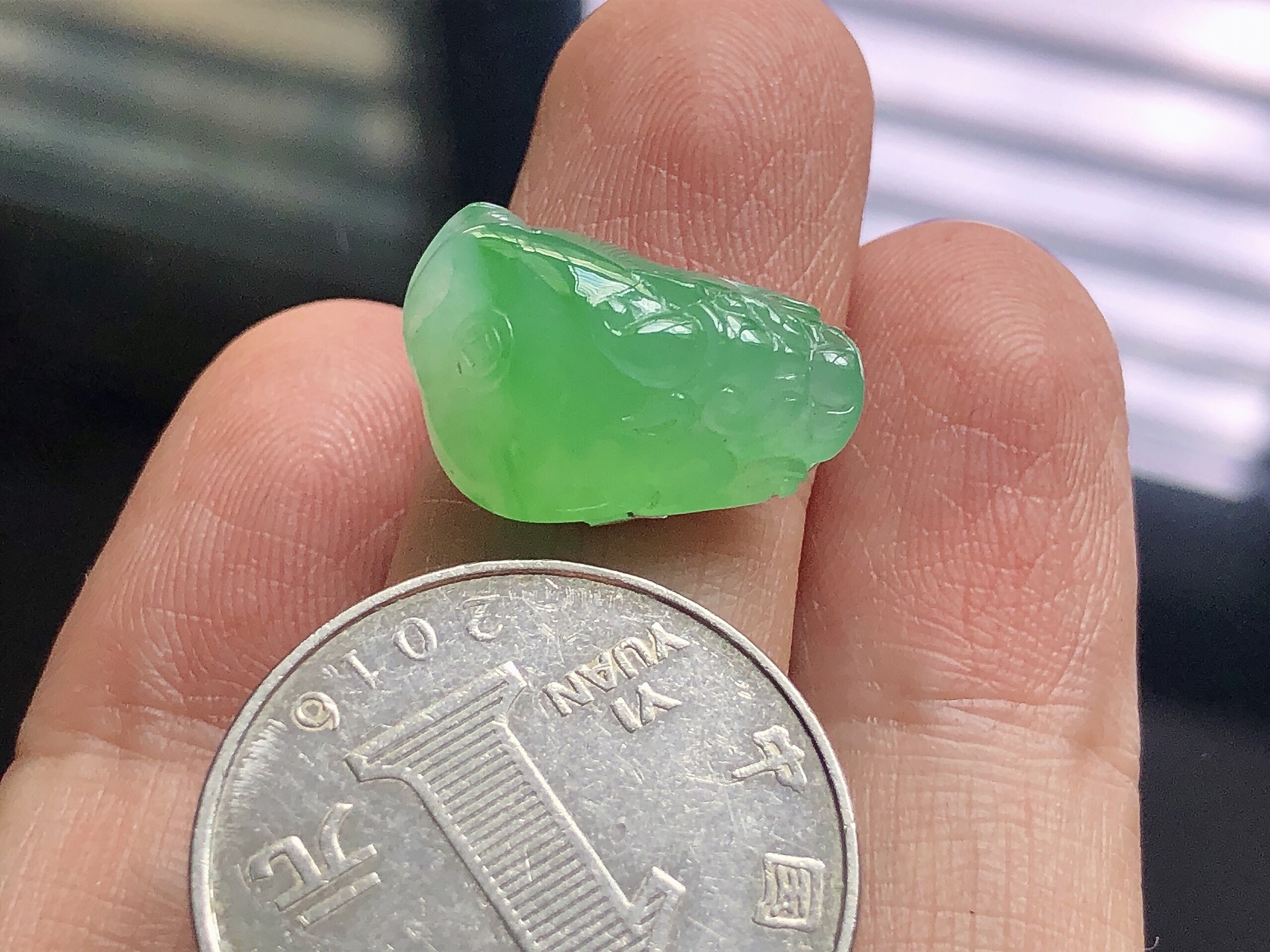 ️ 冰种阳绿金蟾，色泽艳阳，通透水润，玉质细腻，夺目迷人，镶嵌效果，品相，无裂，尺寸19.5*12.8*7.6