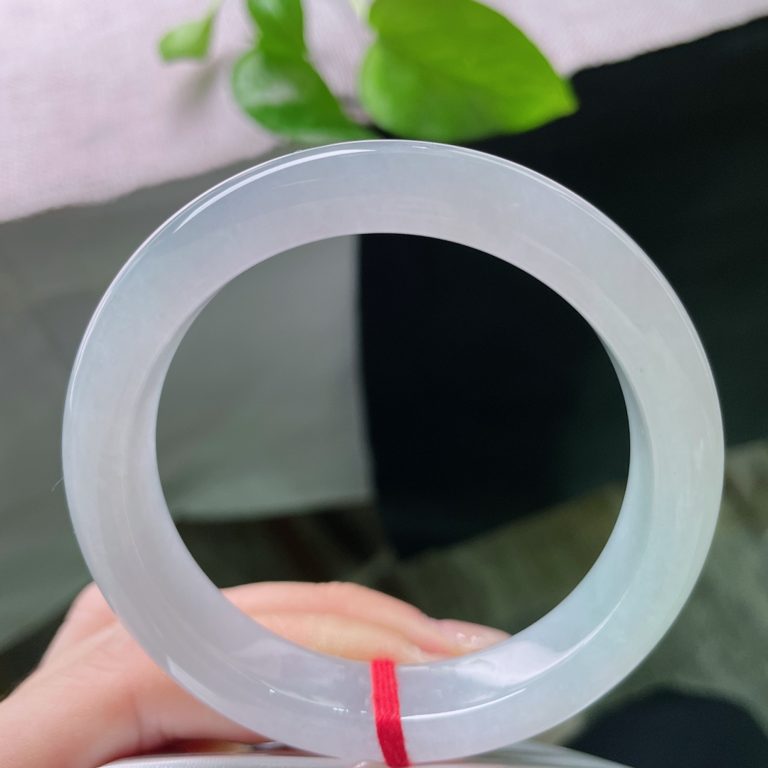 冰晴底正圈，莹润细腻，种老，把千年的寒与万年的翠，凝成腕间一道冷冽的光。无裂，ss49444a