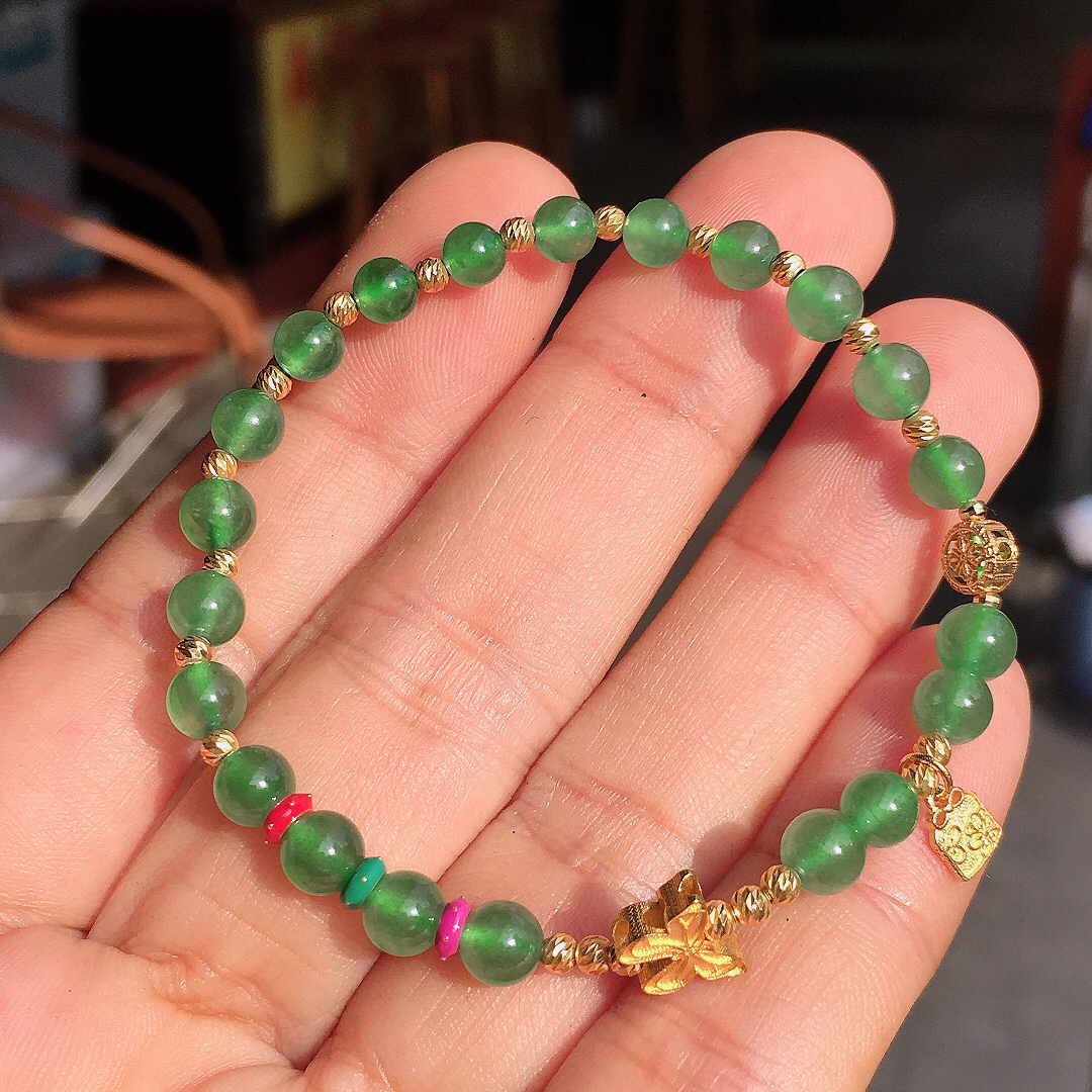 晴水珠子手链，色泽艳丽，玉质细腻，荧光感超
强，饱满圆润，简单大方，尽显优雅气质，18k
金豪华镶嵌
