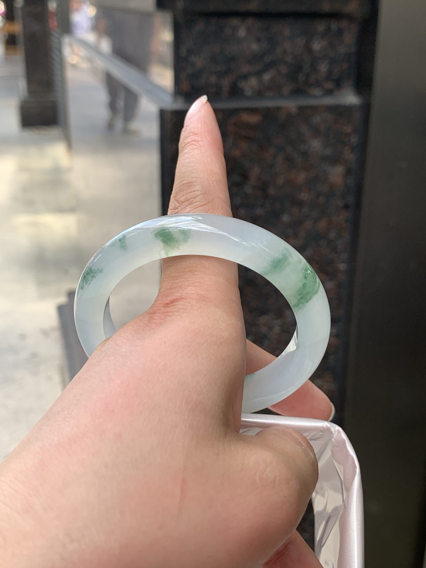冰飘花正圈 54.3-10.5-9 0526-N809 打灯断裂，不扣，需要包容，底妆冰润细腻，冰底中开出了朵朵蓝花，飘花灵动飘逸，勾勒出一幅唯美诗意的山水意境画，优雅又秀气