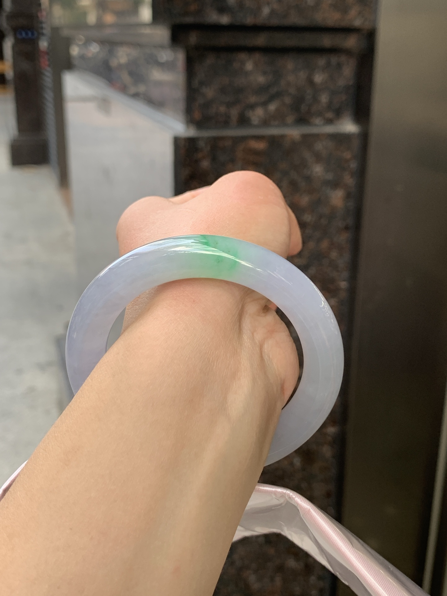 冰春彩圆条 54.7-11-10.9 0526-N808 打灯细纹，底妆冰润，谁能拒绝一只自带春日滤镜的春彩镯啊，紫底晕染着飘一抹金丝阳绿，像雾里的新芽，冰润细腻，上手温柔到骨子里，把整个春天的诗意都戴在手上。