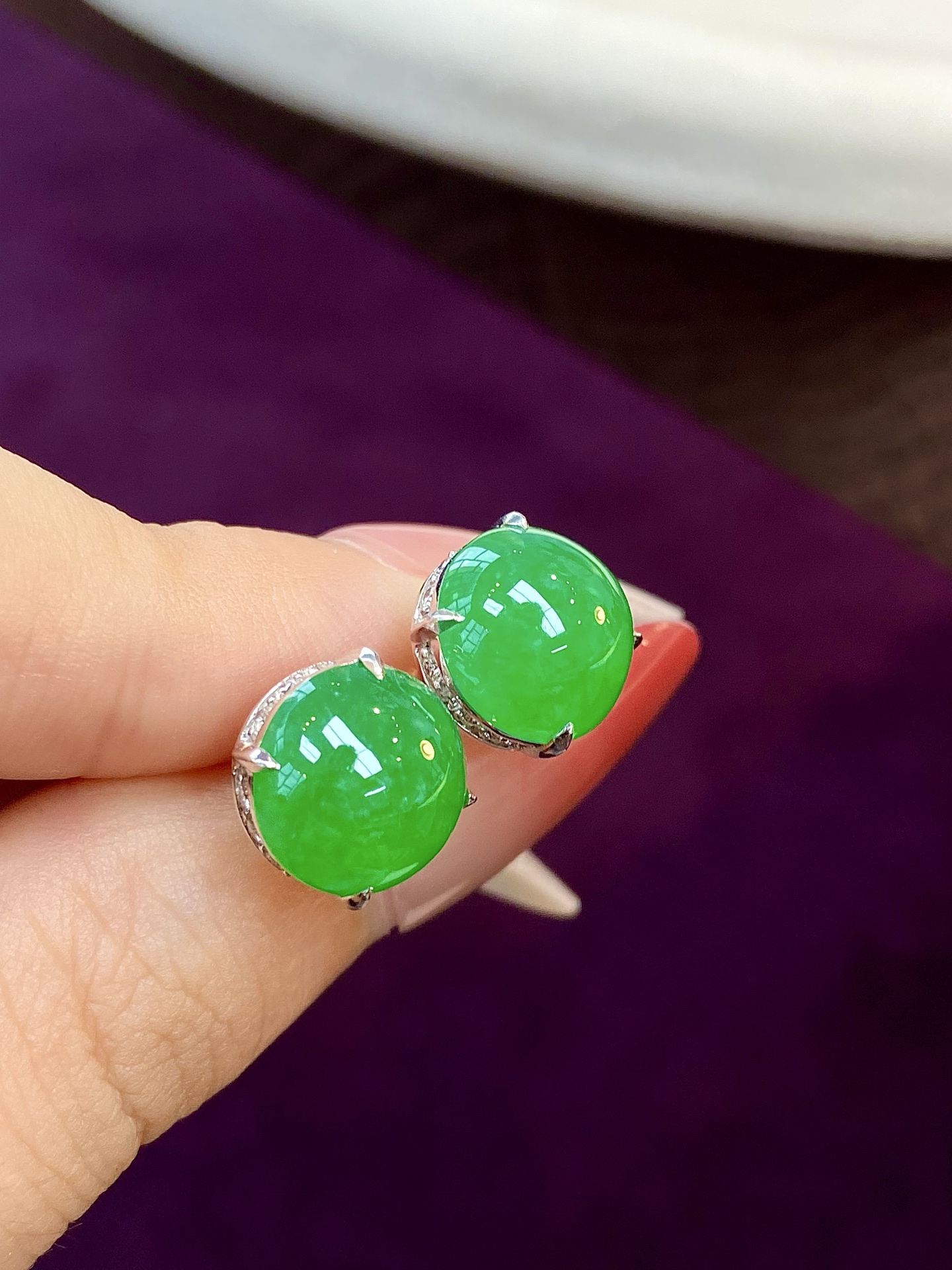 冰种阳绿蛋面耳钉，盈盈翠色，简镶蛋面的地位不可撼动，越简单越耐看：11-8裸石：11-5mm，无裂