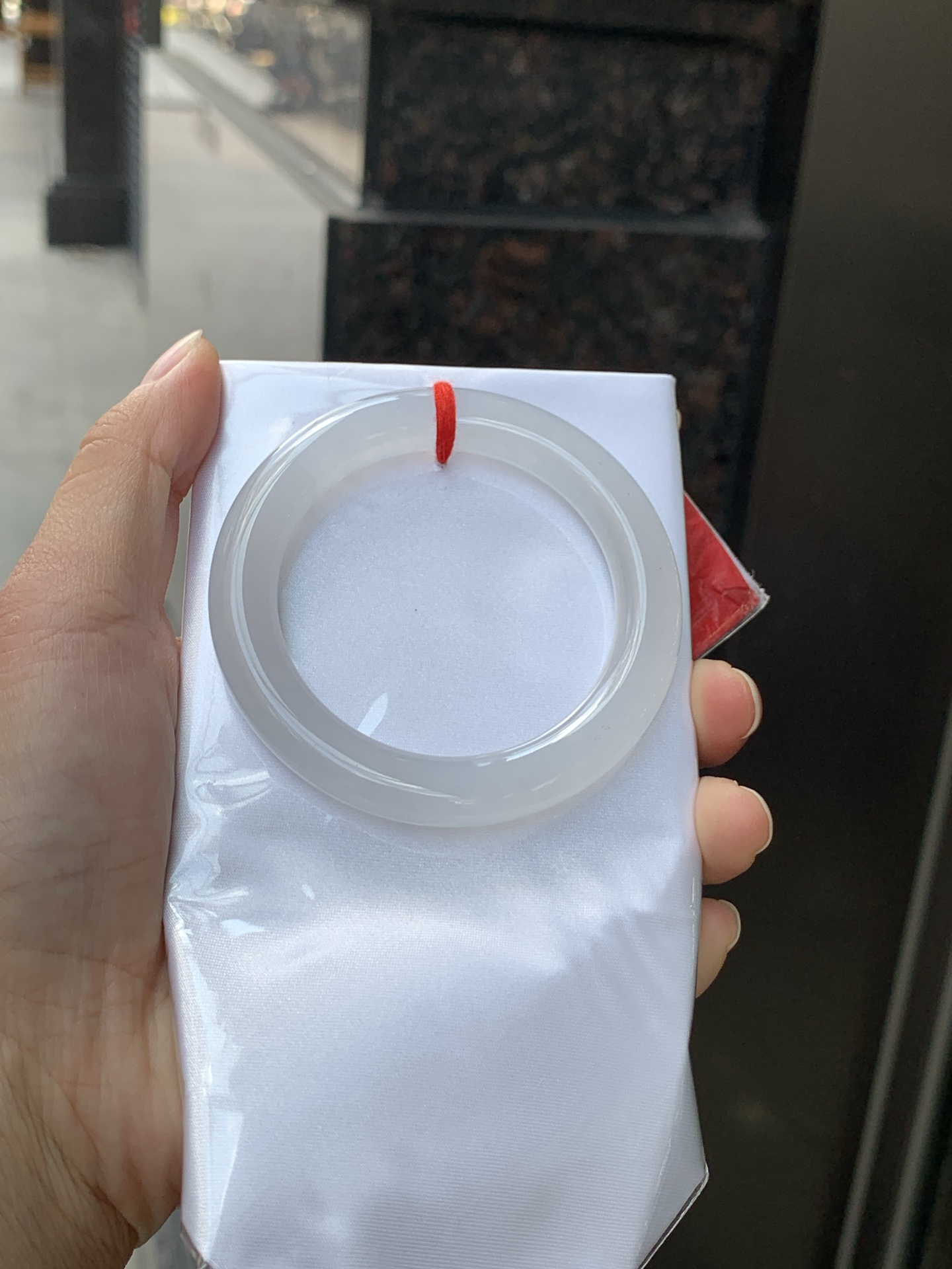 白月光圆条 0526-783-33 打灯细纹，底妆水润，水水润润的白月光，如同夜空中最温柔的那一抹月光，轻轻洒落你的手腕，带来一份宁静与雅致