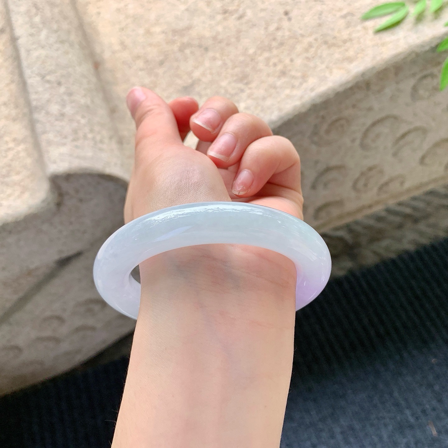 圆条56 57
【圈口】57.5/12.4/12.2
【描述】糯冰紫罗兰，水润，种老，细腻，无纹裂！