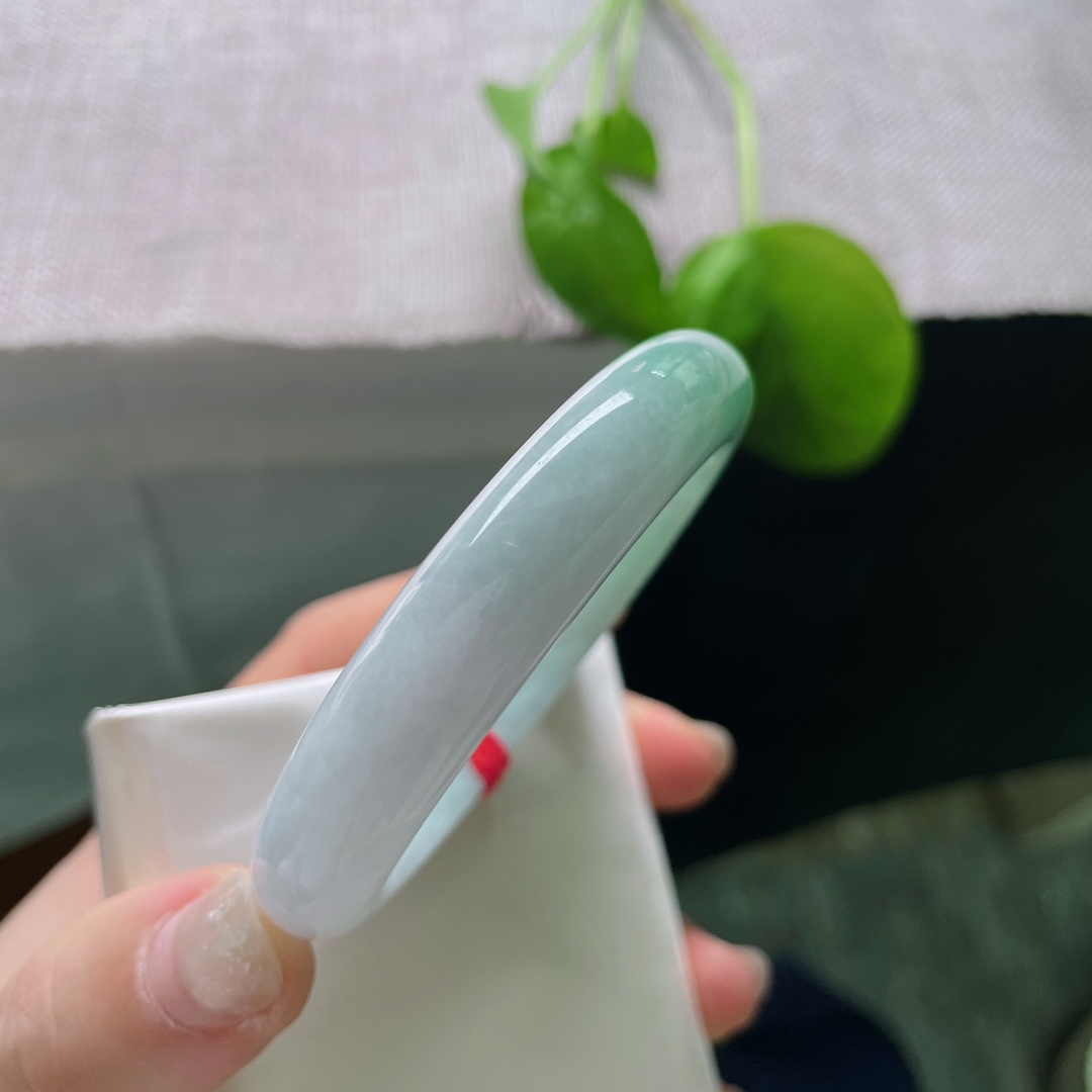 54.4/11.7/8.3，飘绿正圈，水头好，质地温润细腻，沾衣欲湿杏花雨，吹面不寒杨柳风。无裂，ss55092a