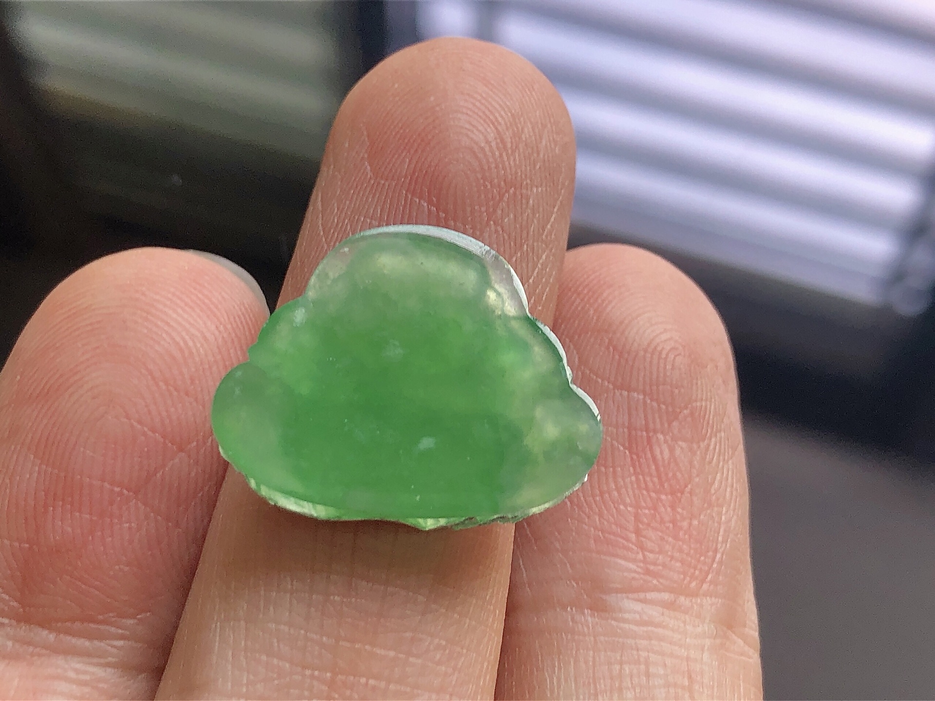 ️ 冰种阳绿佛公，色泽艳阳，通透水润，玉质细腻，夺目迷人，雕工精湛，面相慈祥大气，品相，无裂，尺寸20.5*16.7*3.3