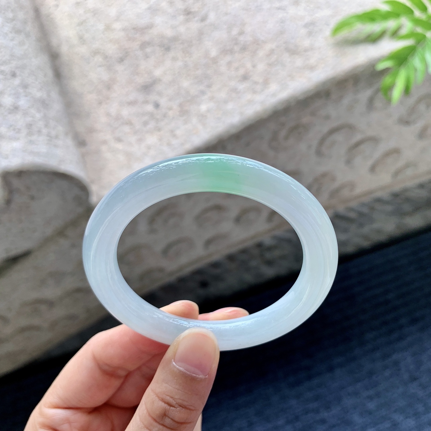 圆条49 50【圈口】50.8/8.8/9【编码】DW070980【描述】细糯飘绿，水润，种老，细腻，无裂