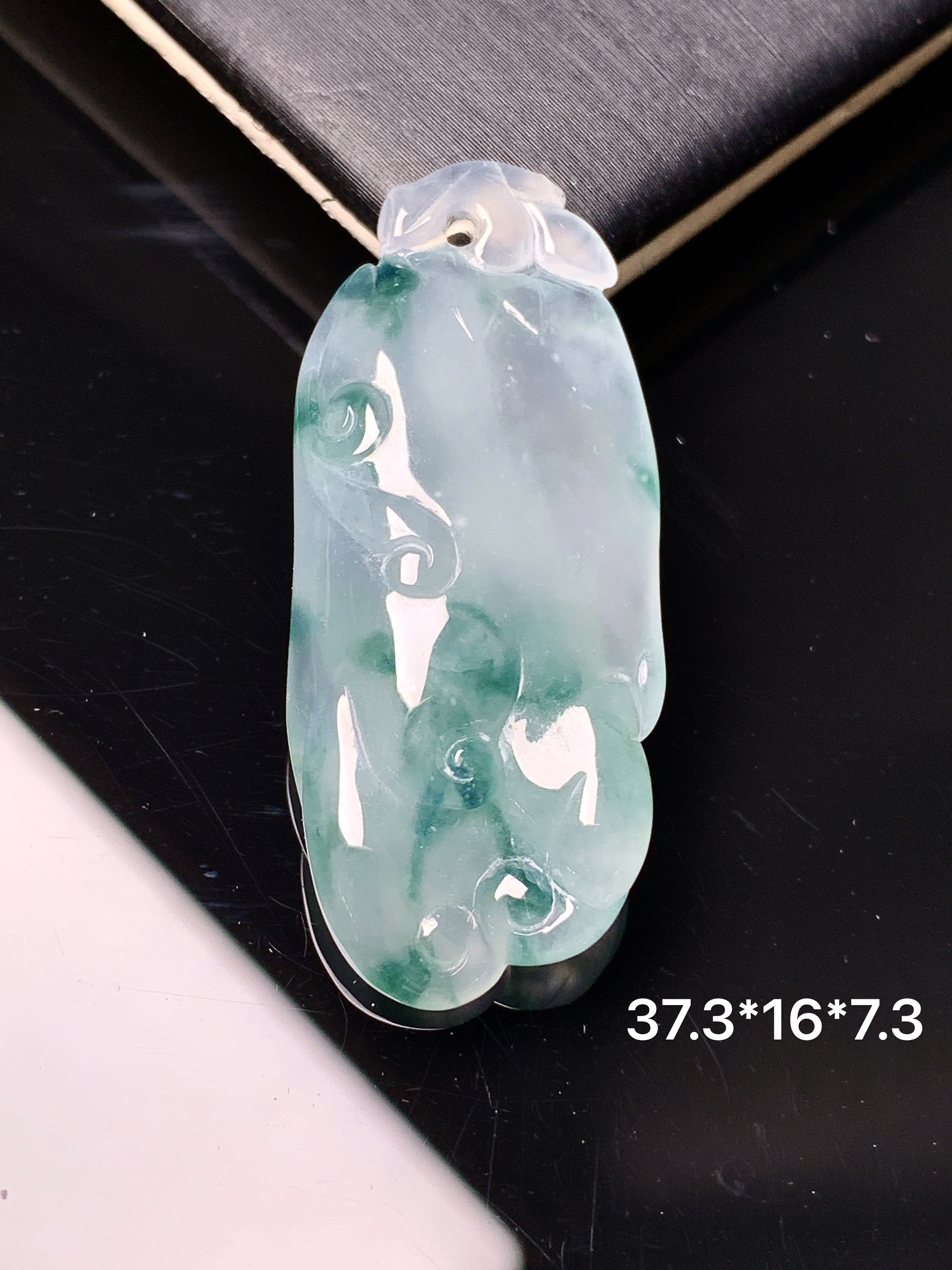 飘绿如意吊坠 玉质细腻 色泽艳丽清新 水润亮眼 整体尺寸37.3*16*7.3 z1