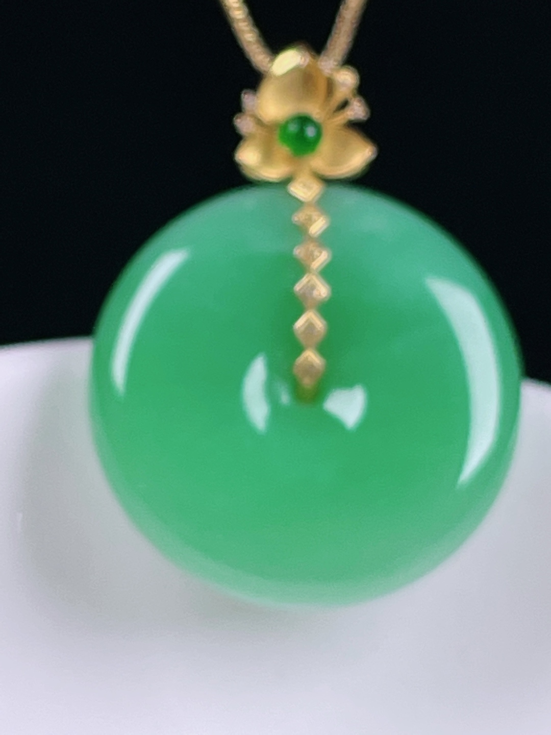 ️阳绿平安扣，老种起光，细底通透，尺寸：30。23.2/6mm0526