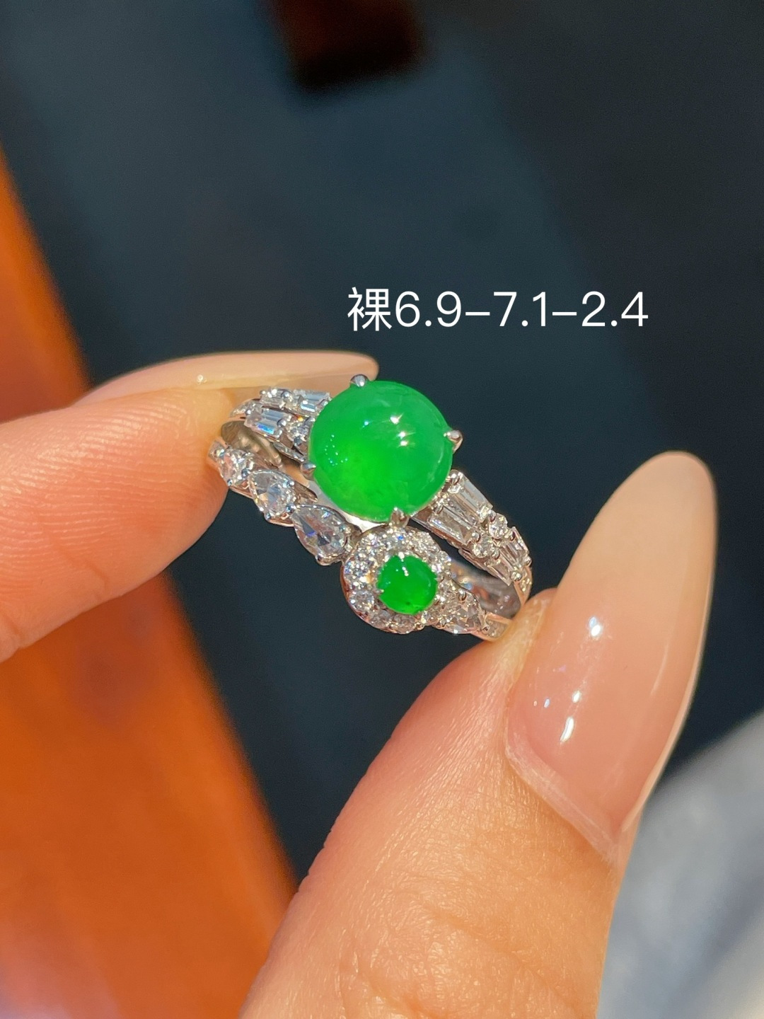 阳绿蛋面戒指 无裂, 18k金镶嵌 强烈推荐，6.9-7.1-2.4