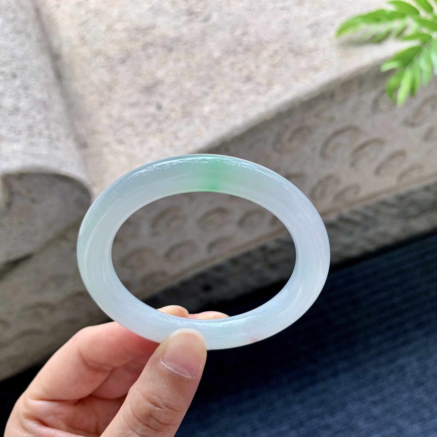 圆条49 50【圈口】50.8/8.8/9【编码】DW070980【描述】细糯飘绿，水润，种老，细腻，无裂