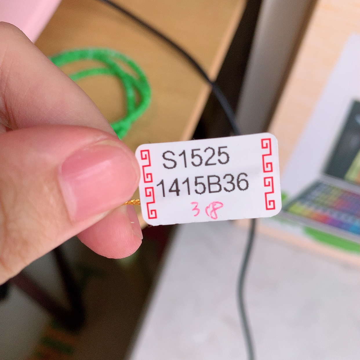 自然光实拍，冰润满绿翡翠项链  阳绿翡翠珠链 （装饰扣）玉质细腻  冰清玉润  颜色漂亮  #15.25取一尺寸3.9mm