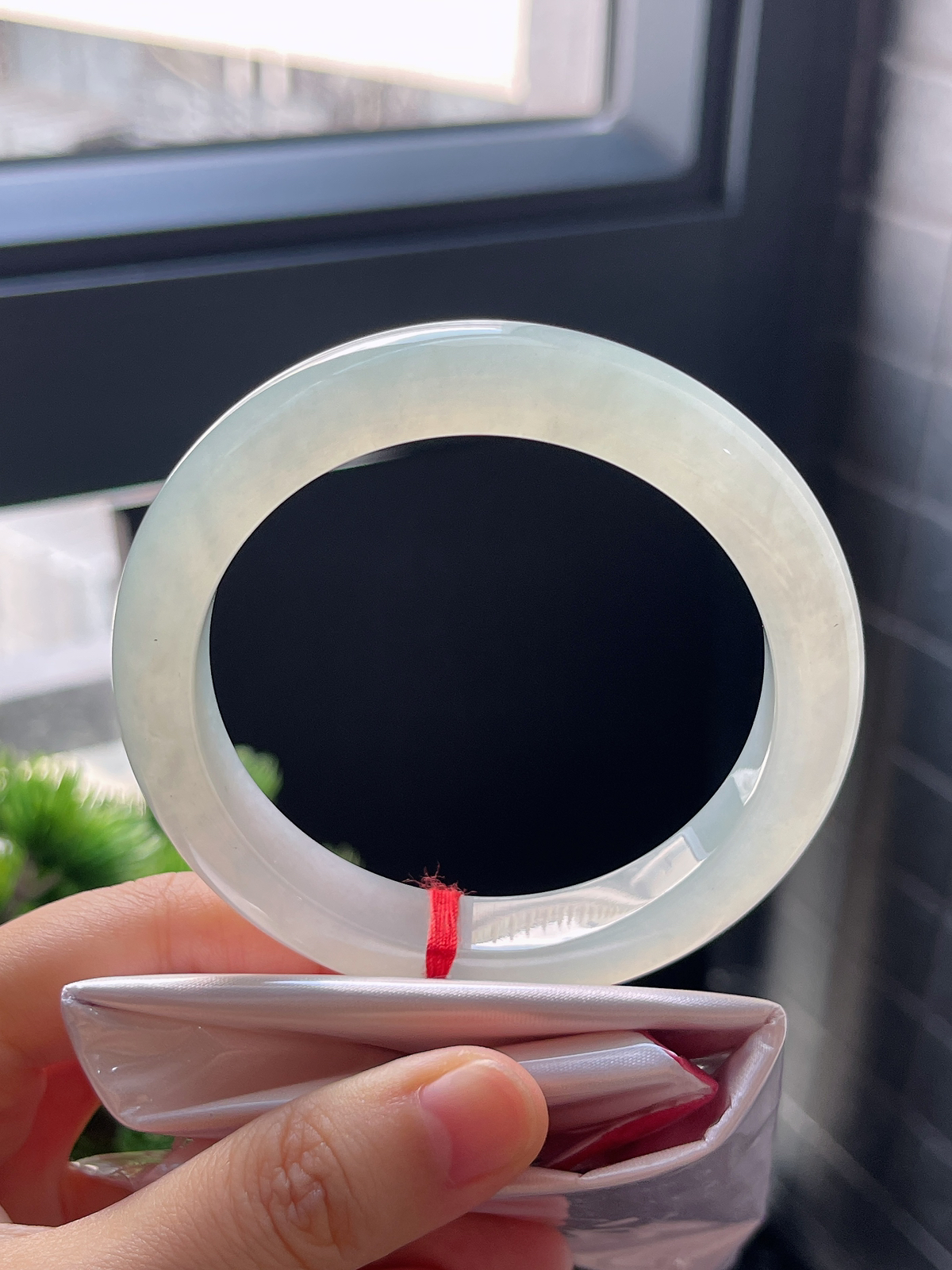 正圈58.7，冰糯淡绿翡翠手镯