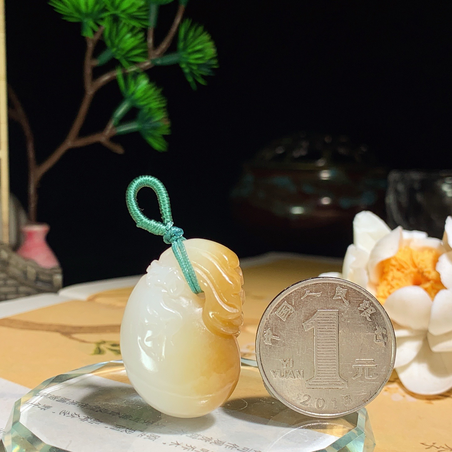 新疆且末糖白玉钱袋子挂件 尺寸31/21/12重13.5克。玉质细腻油润。手推出油。佩戴高端典雅。lt260525
