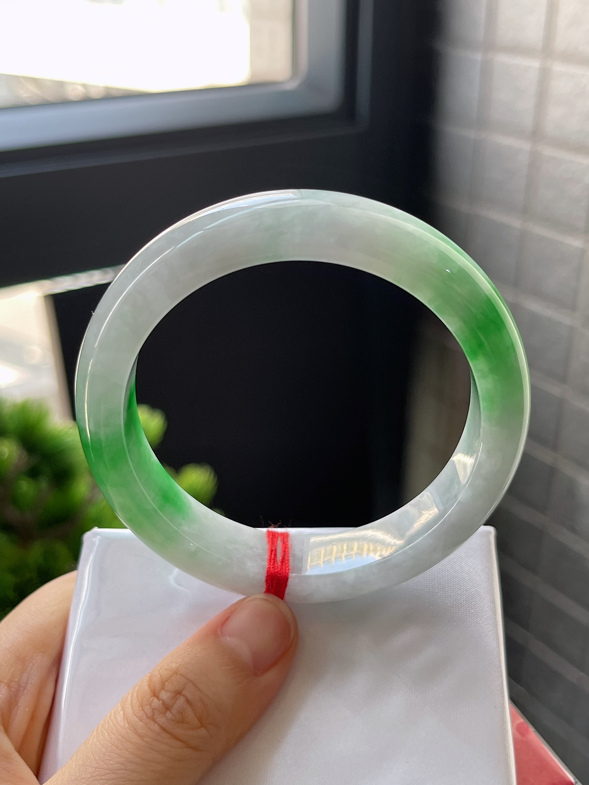 正圈56圈口，翡翠糯化种飘绿手镯