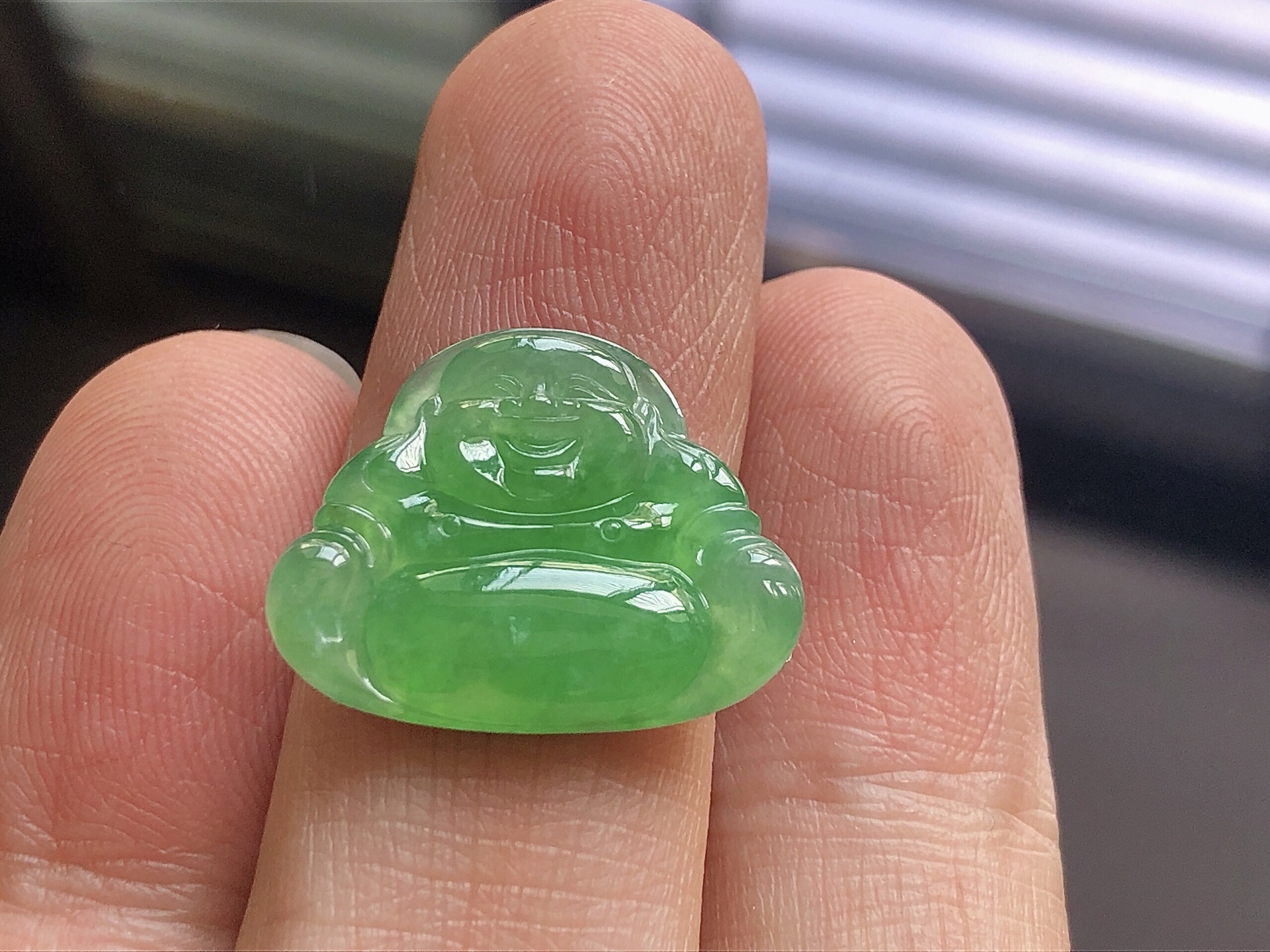 ️ 冰种阳绿佛公，色泽艳阳，通透水润，玉质细腻，夺目迷人，雕工精湛，面相慈祥大气，品相，无裂，尺寸