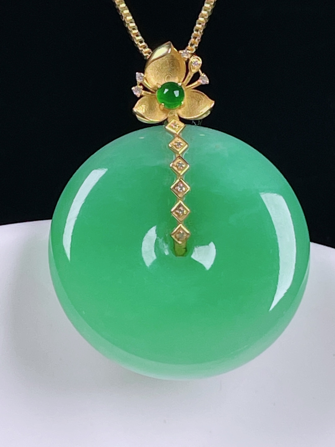 ️阳绿平安扣，老种起光，细底通透，尺寸：30。23.2/6mm0526