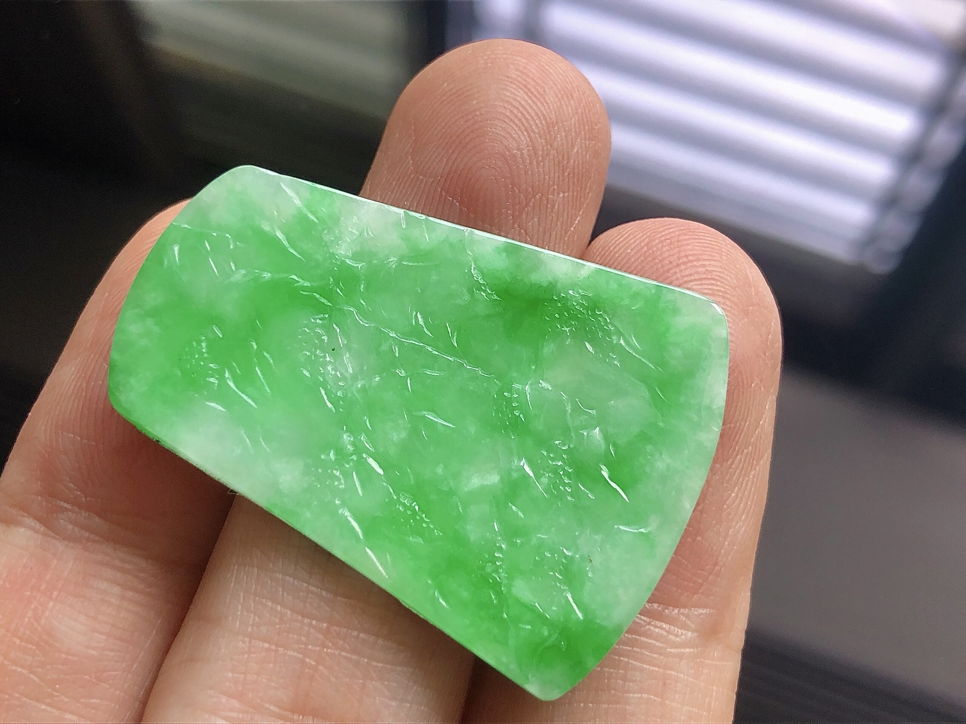 ️ 冰种阳绿山水牌，色泽艳阳，通透水润，玉质细腻，夺目迷人，镶嵌效果，品相，无裂，尺寸36.5*26*2