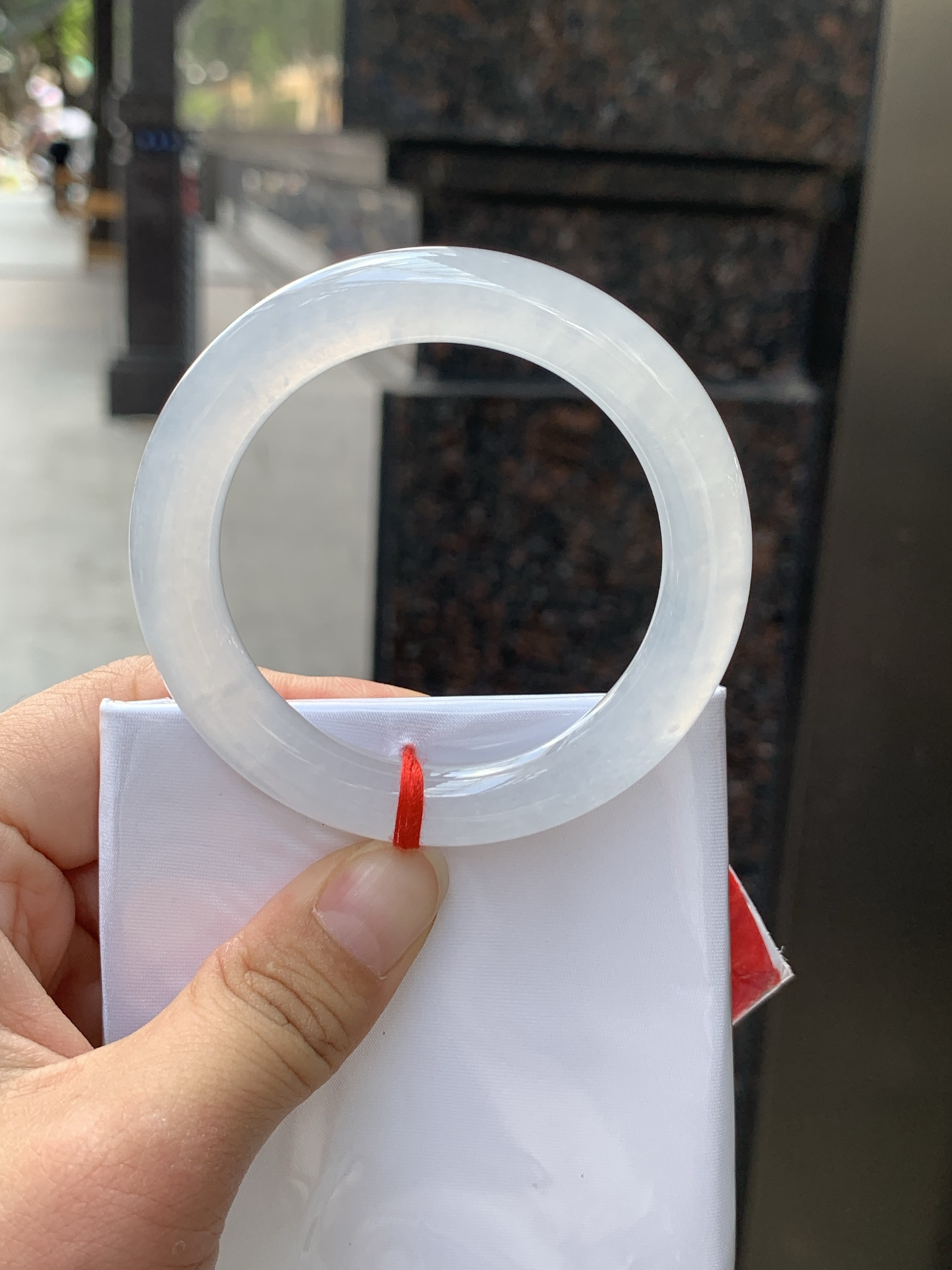 白月光圆条 0526-783-33 打灯细纹，底妆水润，水水润润的白月光，如同夜空中最温柔的那一抹月光，轻轻洒落你的手腕，带来一份宁静与雅致