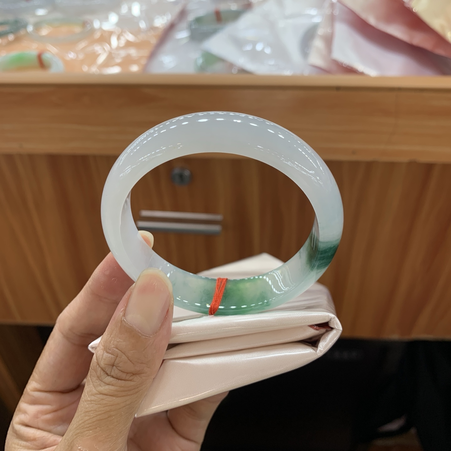052533MMJ 飘绿正圈翡翠手镯 55.6-13.9-7.2