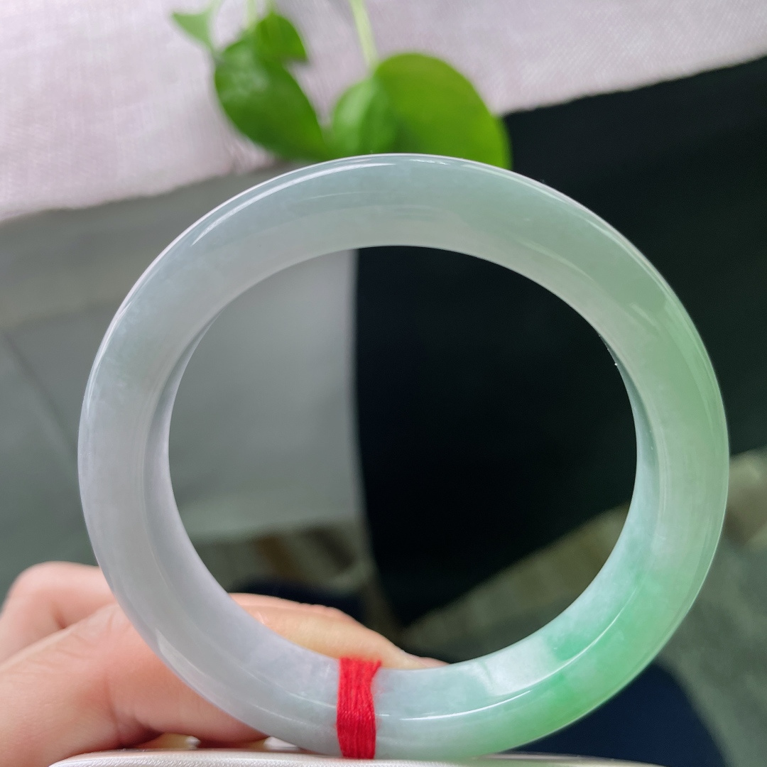 54.4/11.7/8.3，飘绿正圈，水头好，质地温润细腻，沾衣欲湿杏花雨，吹面不寒杨柳风。无裂，s