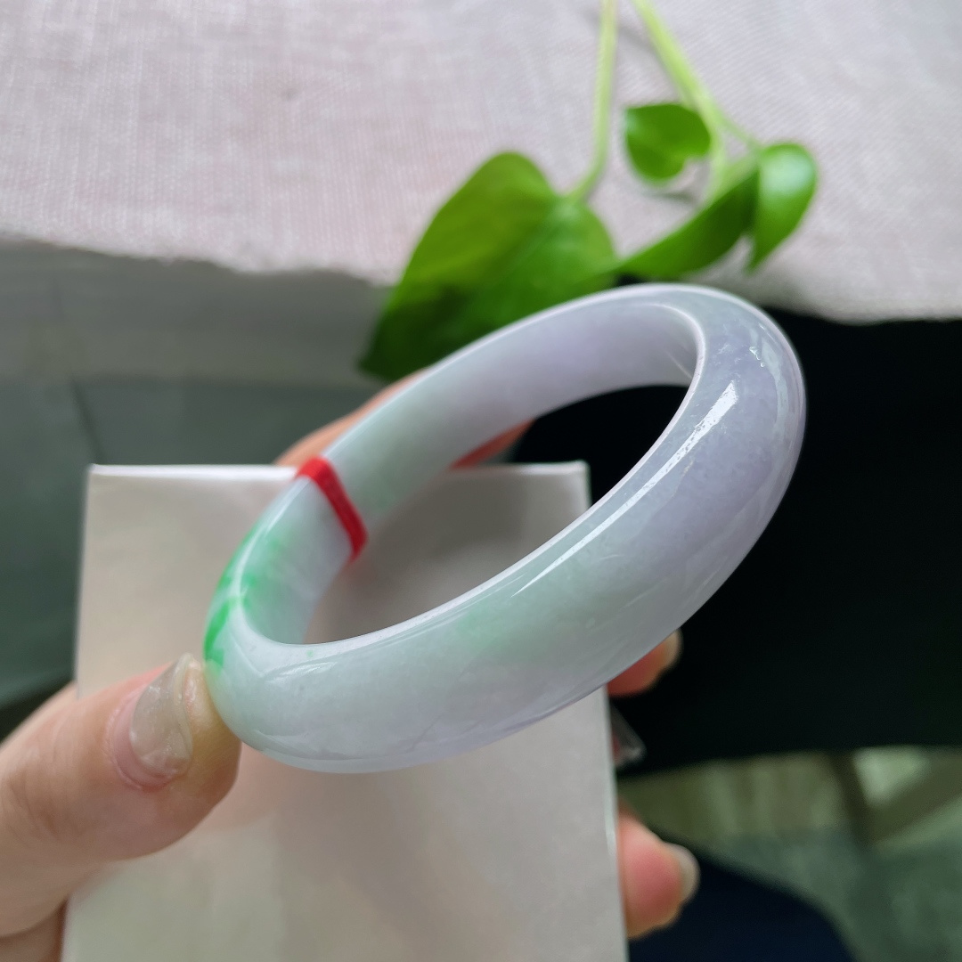 58.1/13/8.4，春彩正圈，腕间一抹浓郁翠色，鲜艳夺目，馥郁芳菲，种老肉细，有纹，ss53173a