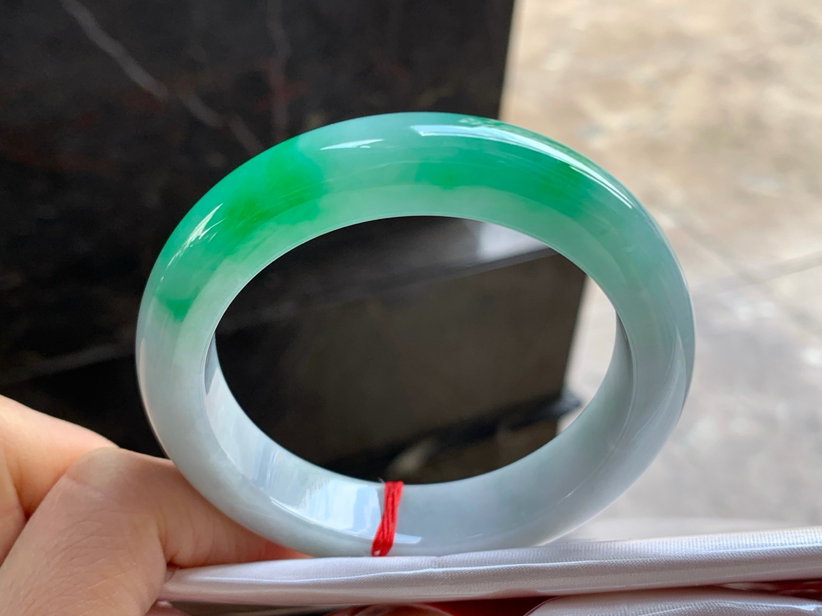 54-12-8.5

绿色手镯^_^鲜艳 玉质温润