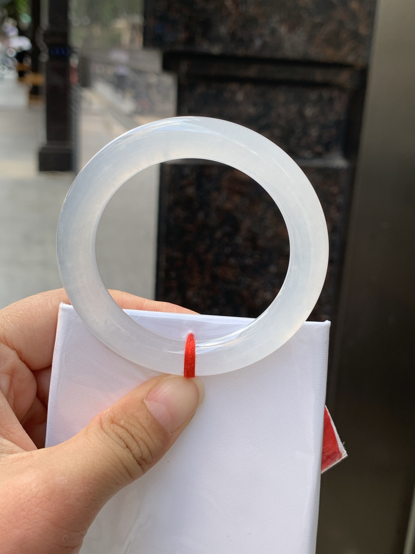白月光圆条 0526-783-33 打灯细纹，底妆水润，水水润润的白月光，如同夜空中最温柔的那一抹月光，轻轻洒落你的手腕，带来一份宁静与雅致