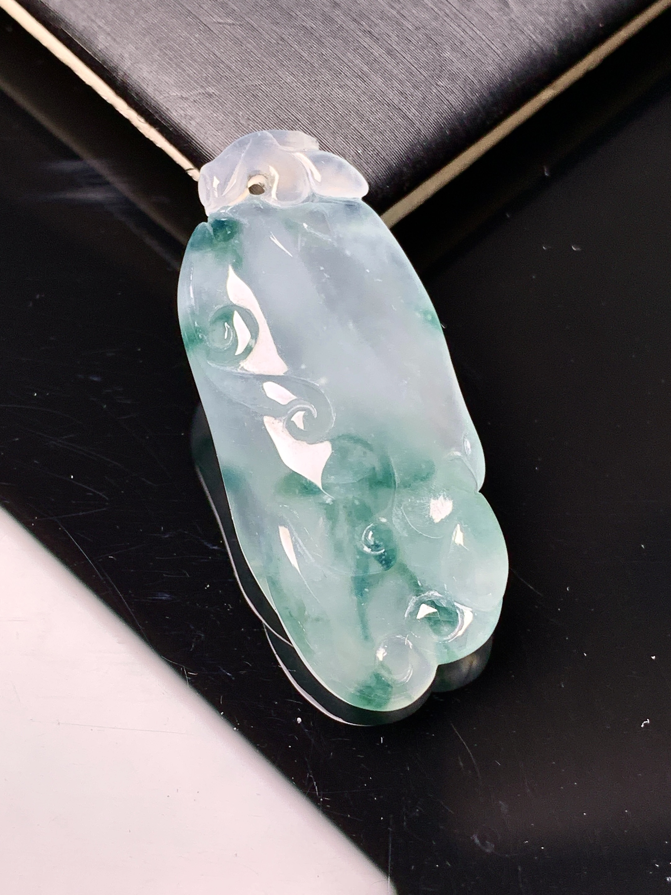 飘绿如意吊坠 玉质细腻 色泽艳丽清新 水润亮眼 整体尺寸37.3*16*7.3 z1