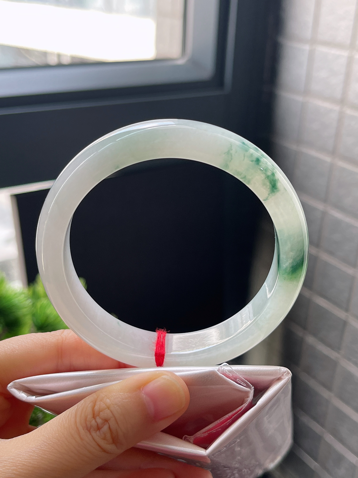 正圈59.9圈口，翡翠冰糯种飘绿手镯