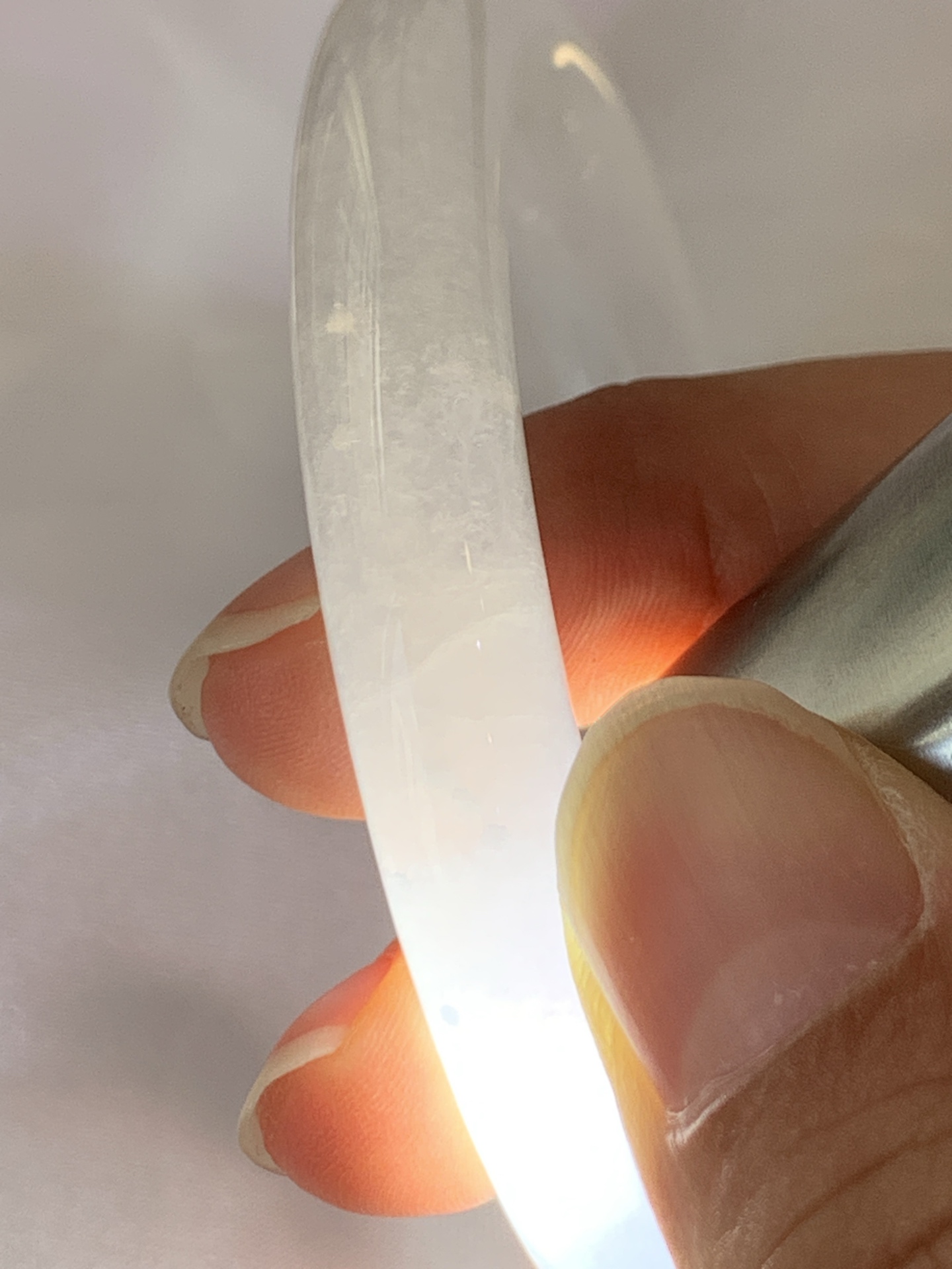 白月光圆条 0526-783-33 打灯细纹，底妆水润，水水润润的白月光，如同夜空中最温柔的那一抹月光，轻轻洒落你的手腕，带来一份宁静与雅致