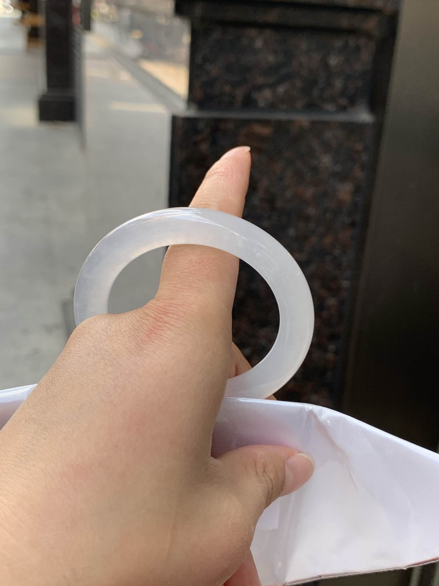 白月光圆条 0526-783-33 打灯细纹，底妆水润，水水润润的白月光，如同夜空中最温柔的那一抹月光，轻轻洒落你的手腕，带来一份宁静与雅致