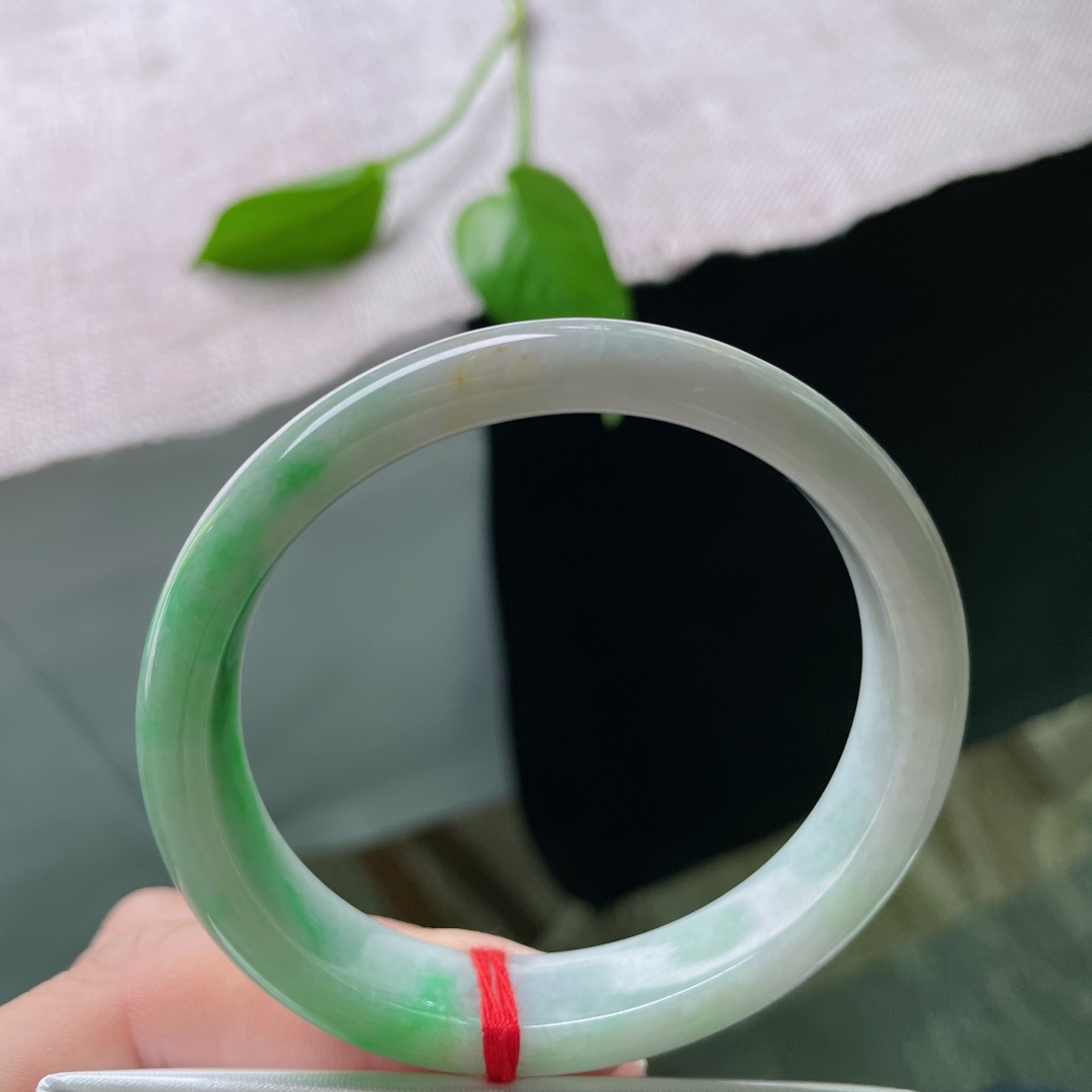 白底青贵妃，藏岁月静美，腕间轻绕，尽展东方雅致与从容。有横断纹裂，ss52663a