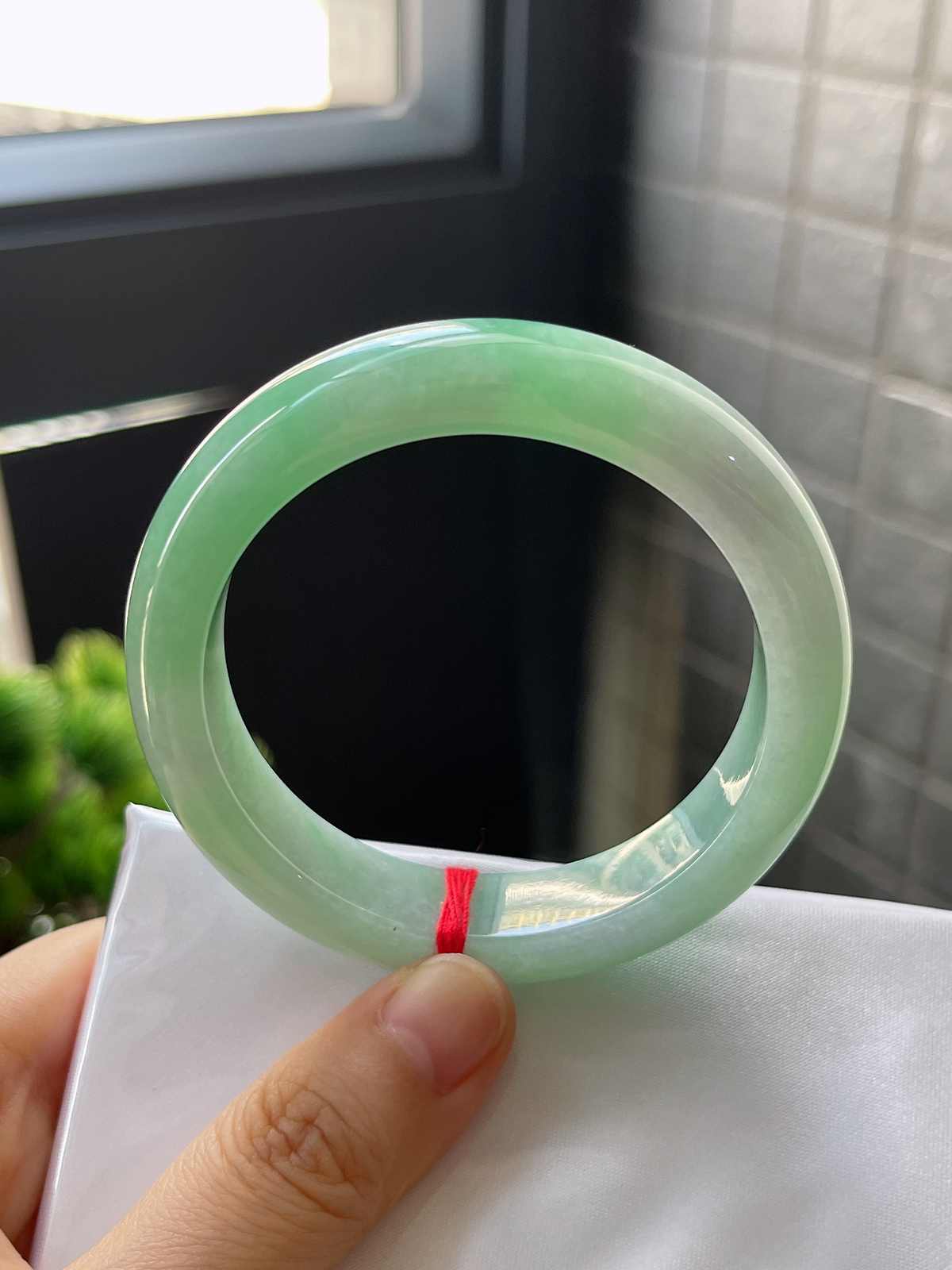 正圈52.7圈口，翡翠糯化种浅绿色手镯