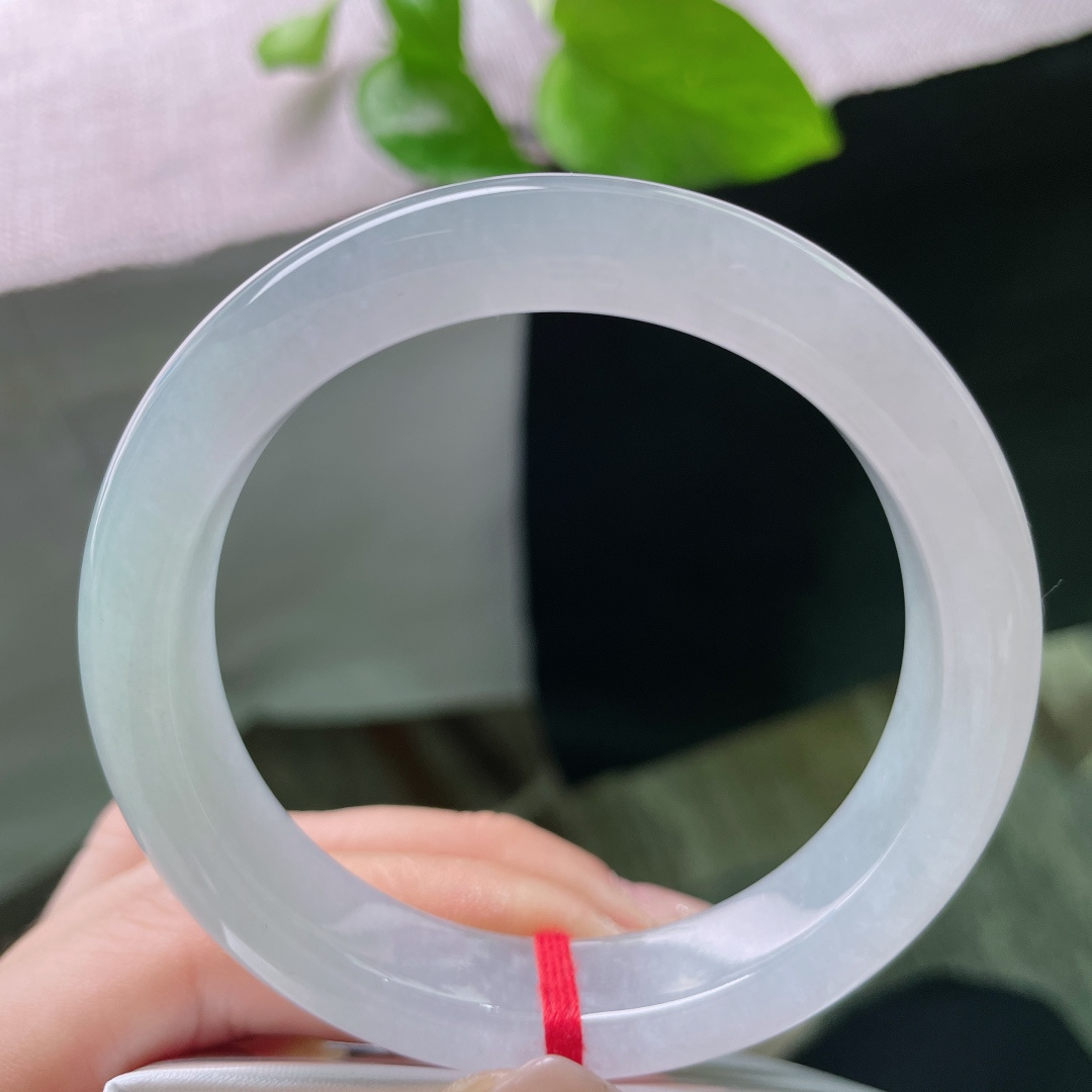 冰晴底正圈，莹润细腻，种老，把千年的寒与万年的翠，凝成腕间一道冷冽的光。无裂，ss49444a