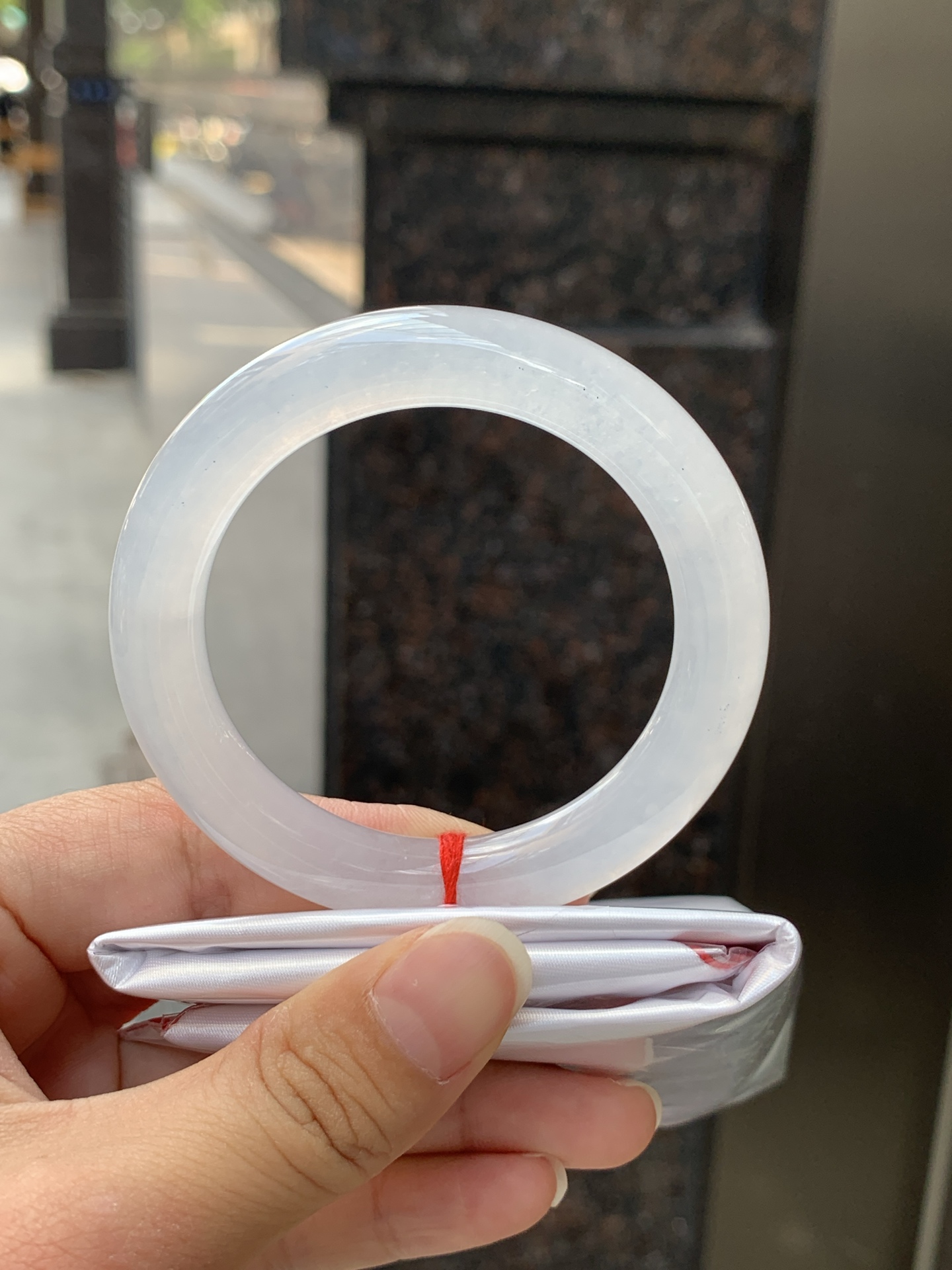 白月光圆条 0526-783-33 打灯细纹，底妆水润，水水润润的白月光，如同夜空中最温柔的那一抹月光，轻轻洒落你的手腕，带来一份宁静与雅致