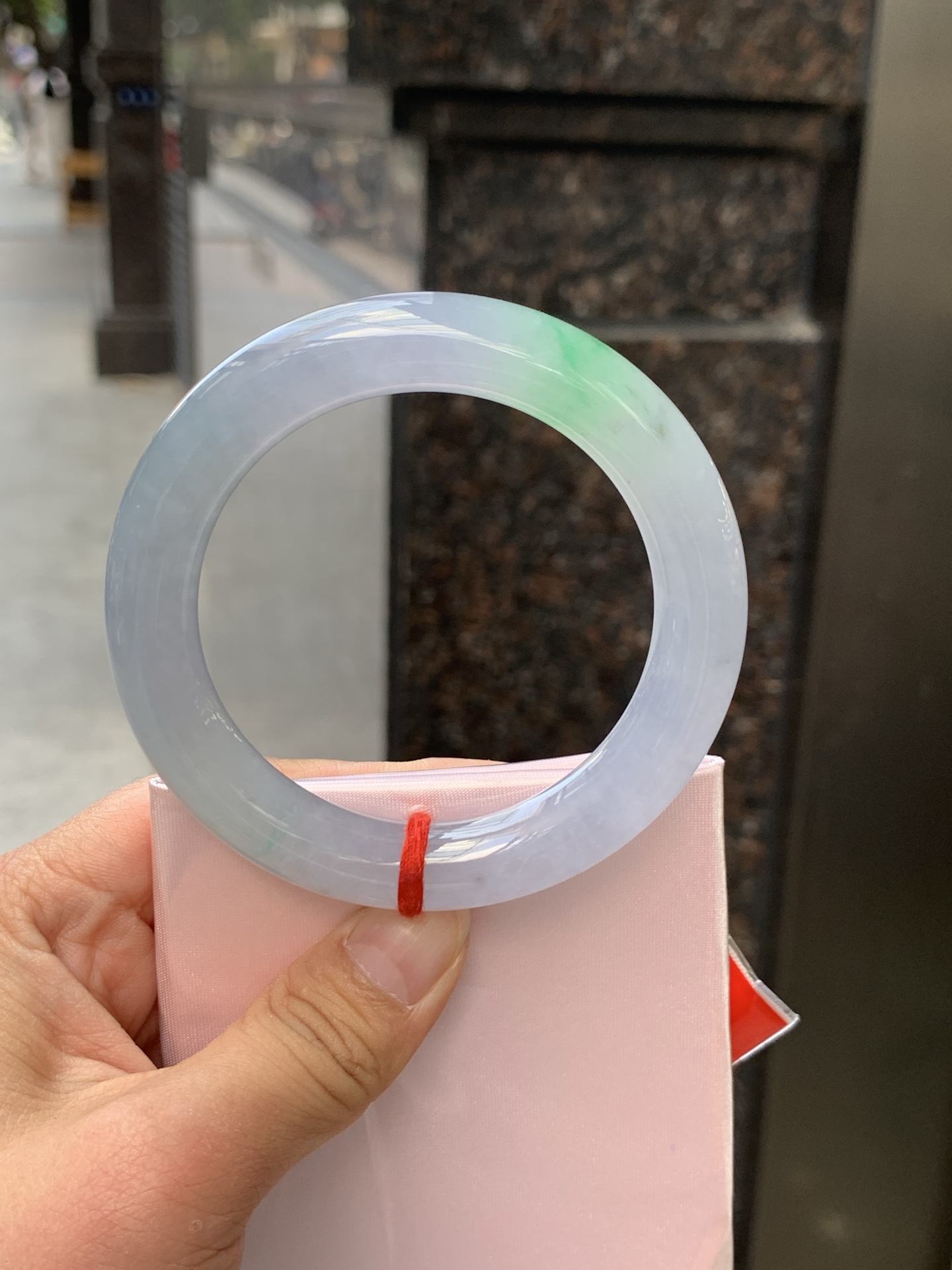 冰春彩圆条 54.7-11-10.9 0526-N808 打灯细纹，底妆冰润，谁能拒绝一只自带春日滤镜的春彩镯啊，紫底晕染着飘一抹金丝阳绿，像雾里的新芽，冰润细腻，上手温柔到骨子里，把整个春天的诗意都戴在手上。