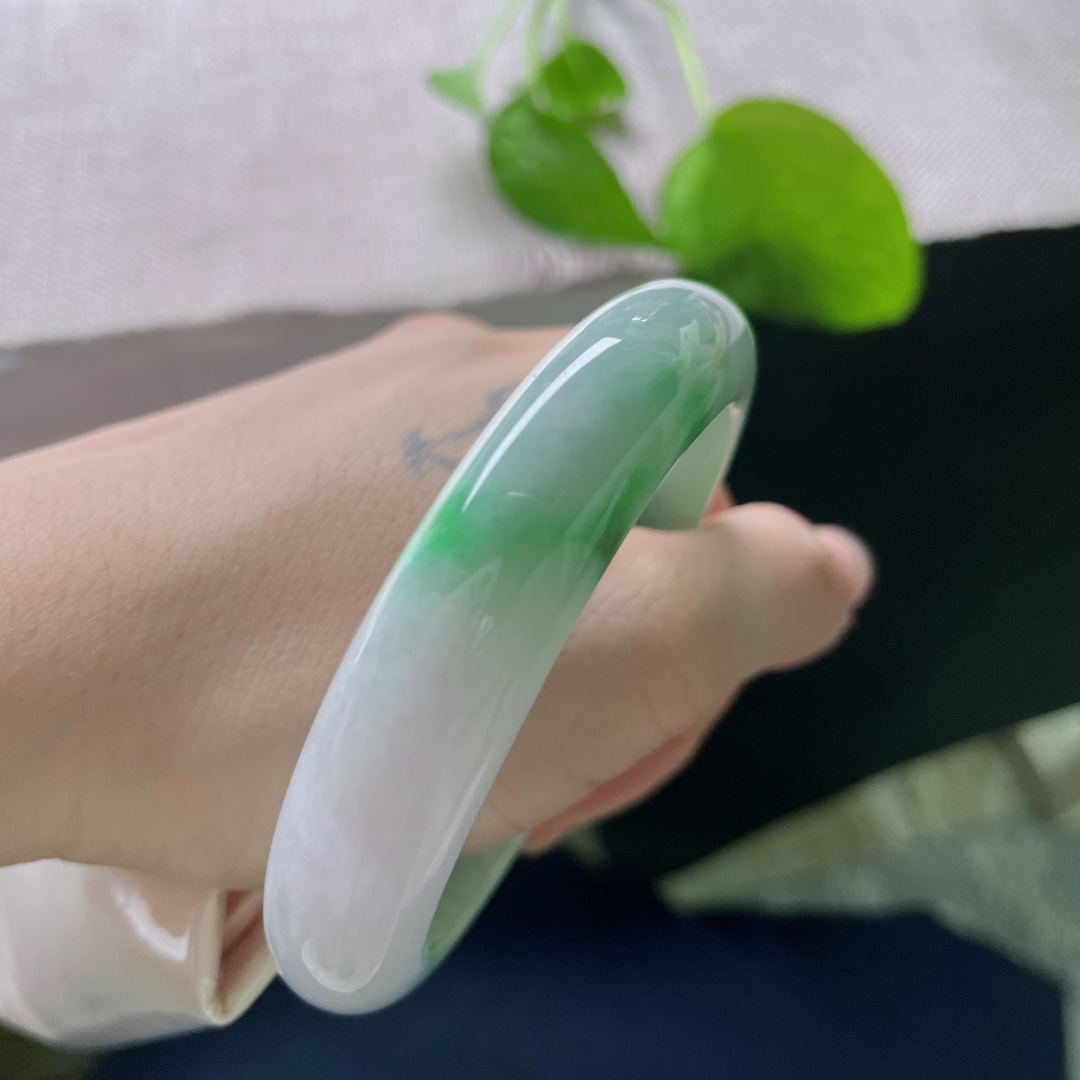 飘阳绿正圈，水润，版型厚装饱满，端庄大气上档次，有棉线，ss53581a