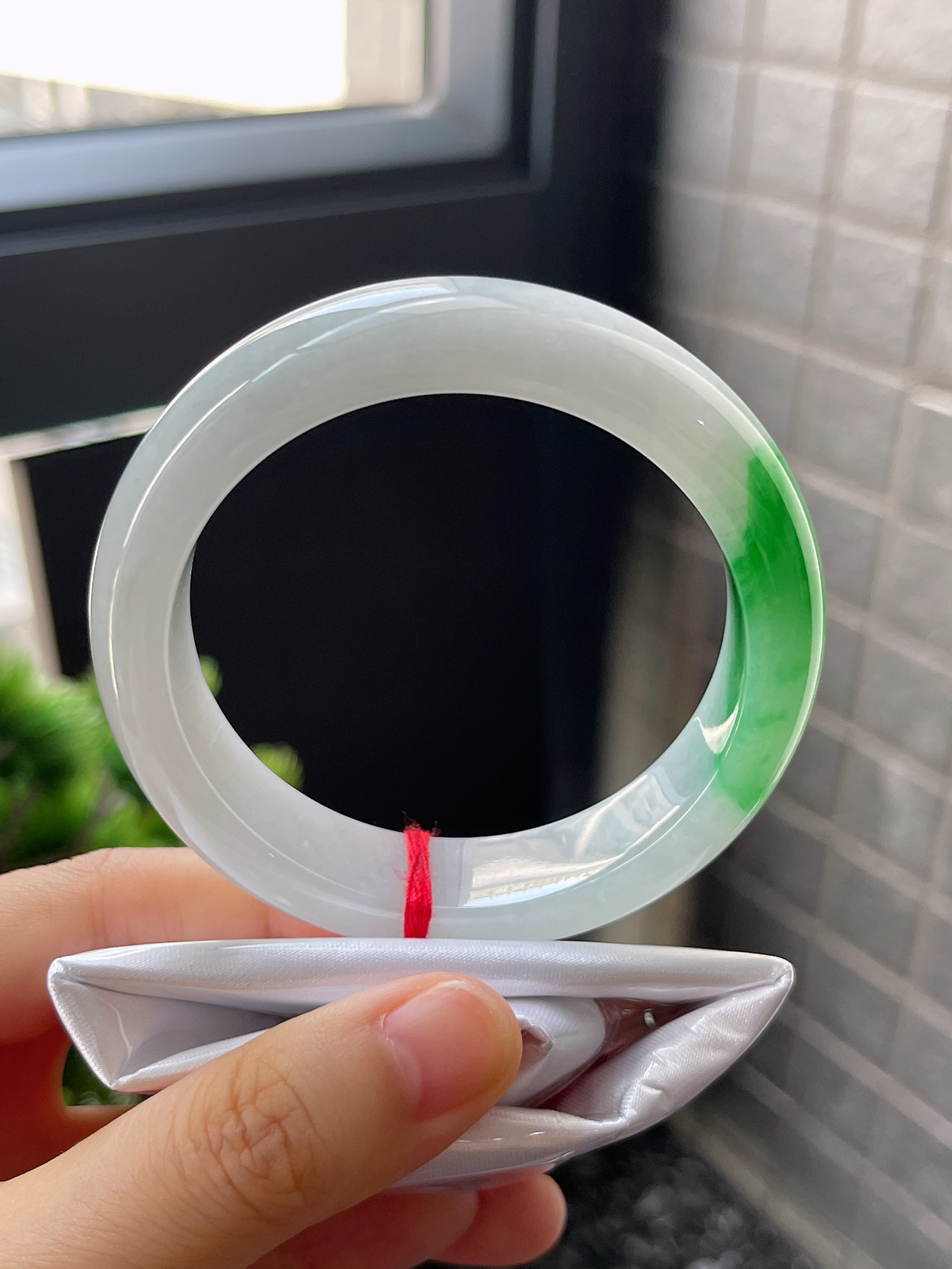 正圈55.5圈口，翡翠糯化种飘绿手镯