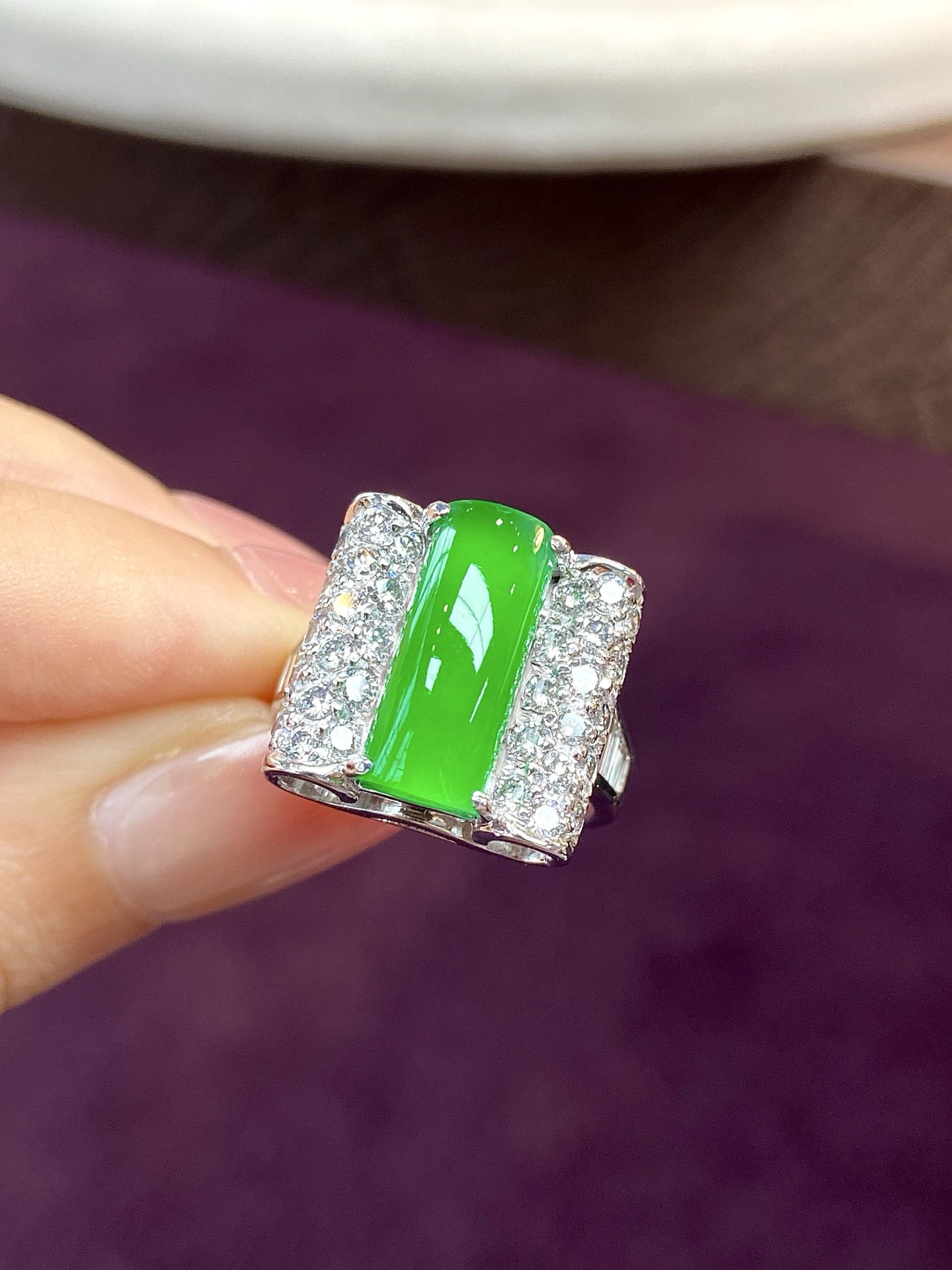 冰种阳绿马鞍戒指，一步到位的品质，钻石点缀更添精致贵气，戴上它，无声的社交名片：15.2-16-9.6裸石：15-6.2-3mm，无裂
