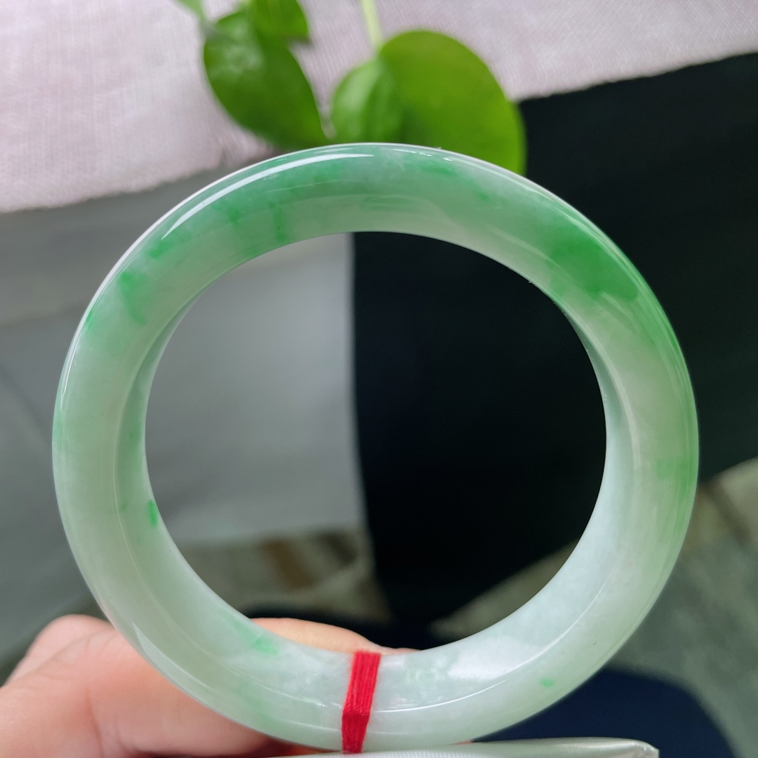 54.8/12.2/8.3，飘绿正圈，肉质细腻干净，青翠欲滴，种老，佩戴优雅端庄，有纹，ss5355