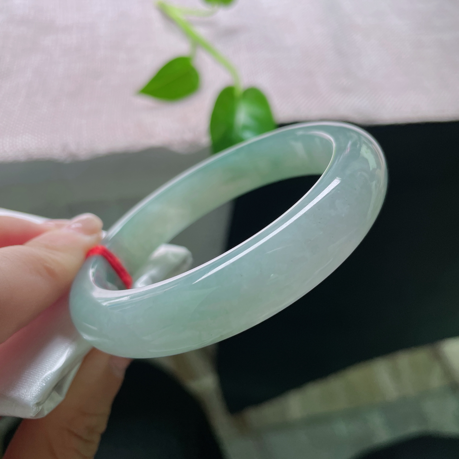 57.6/12.5/8.7，湖水绿正圈，水头好，油润细腻，光感好，宁静致远，细纹不显，ss 51121a..