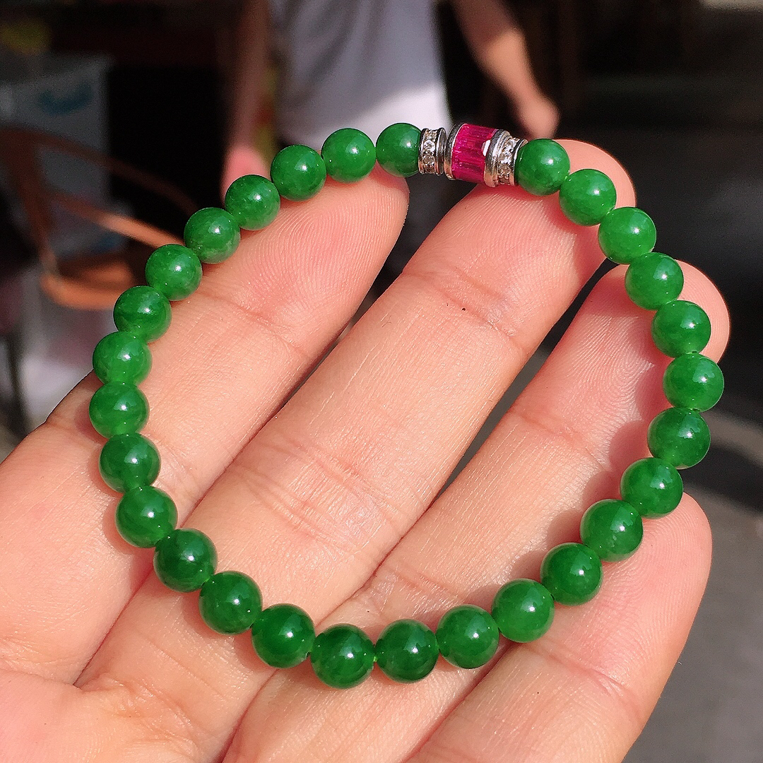 阳绿珠子手链，色泽艳丽，玉质细腻，荧光感超
强，饱满圆润，简单大方，尽显优雅气质