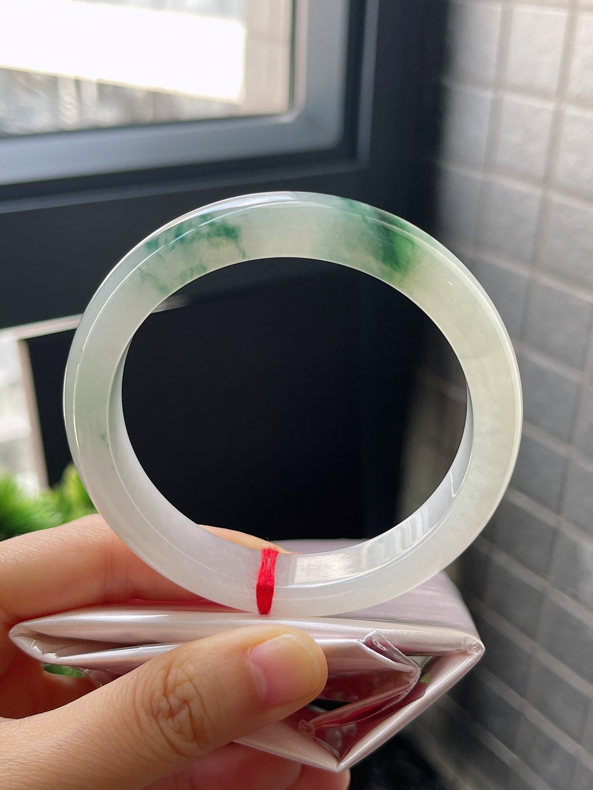 正圈59.9圈口，翡翠冰糯种飘绿手镯