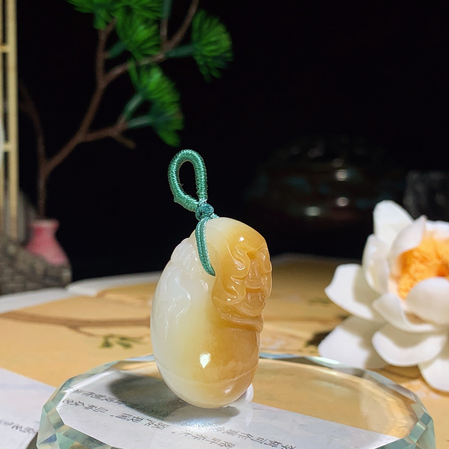 新疆且末糖白玉钱袋子挂件 尺寸31/21/12重13.5克。玉质细腻油润。手推出油。佩戴高端典雅。lt260525