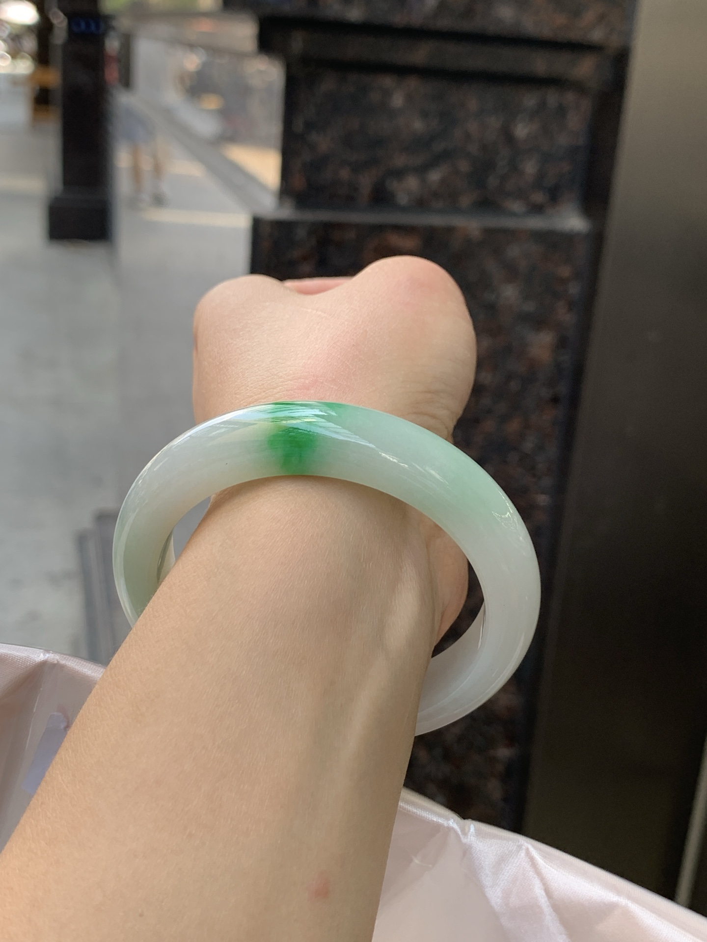 飘阳绿正圈 55.2-12.2-8.7 0526-783-286 打灯细纹，飘阳绿花，鲜艳得像新冒头的嫩芽，灵动清新，即柔和又充满生机。