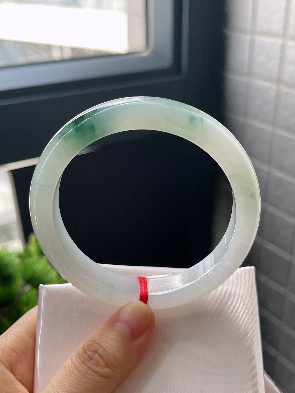正圈59.9圈口，翡翠冰糯种飘绿手镯