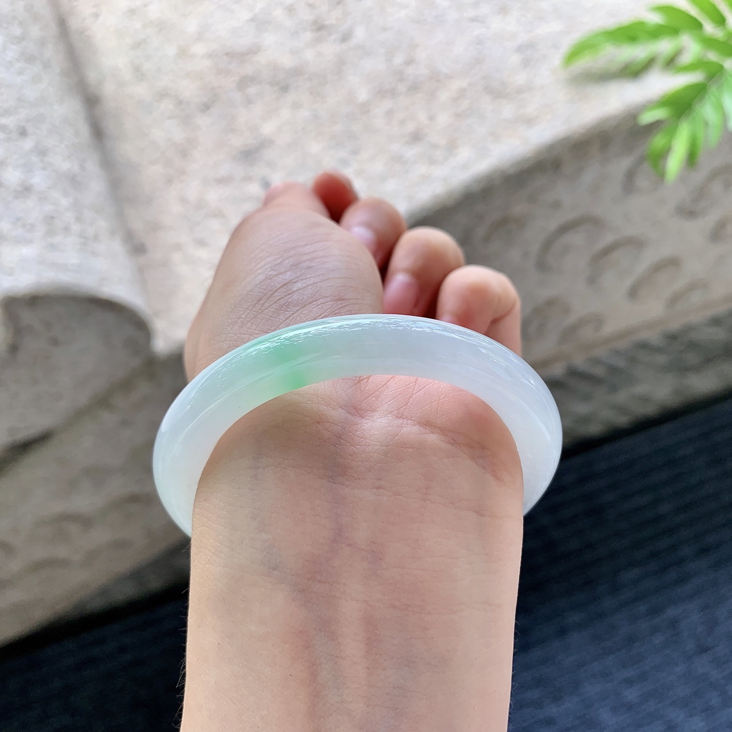 圆条49 50【圈口】50.8/8.8/9【编码】DW070980【描述】细糯飘绿，水润，种老，细腻，无裂